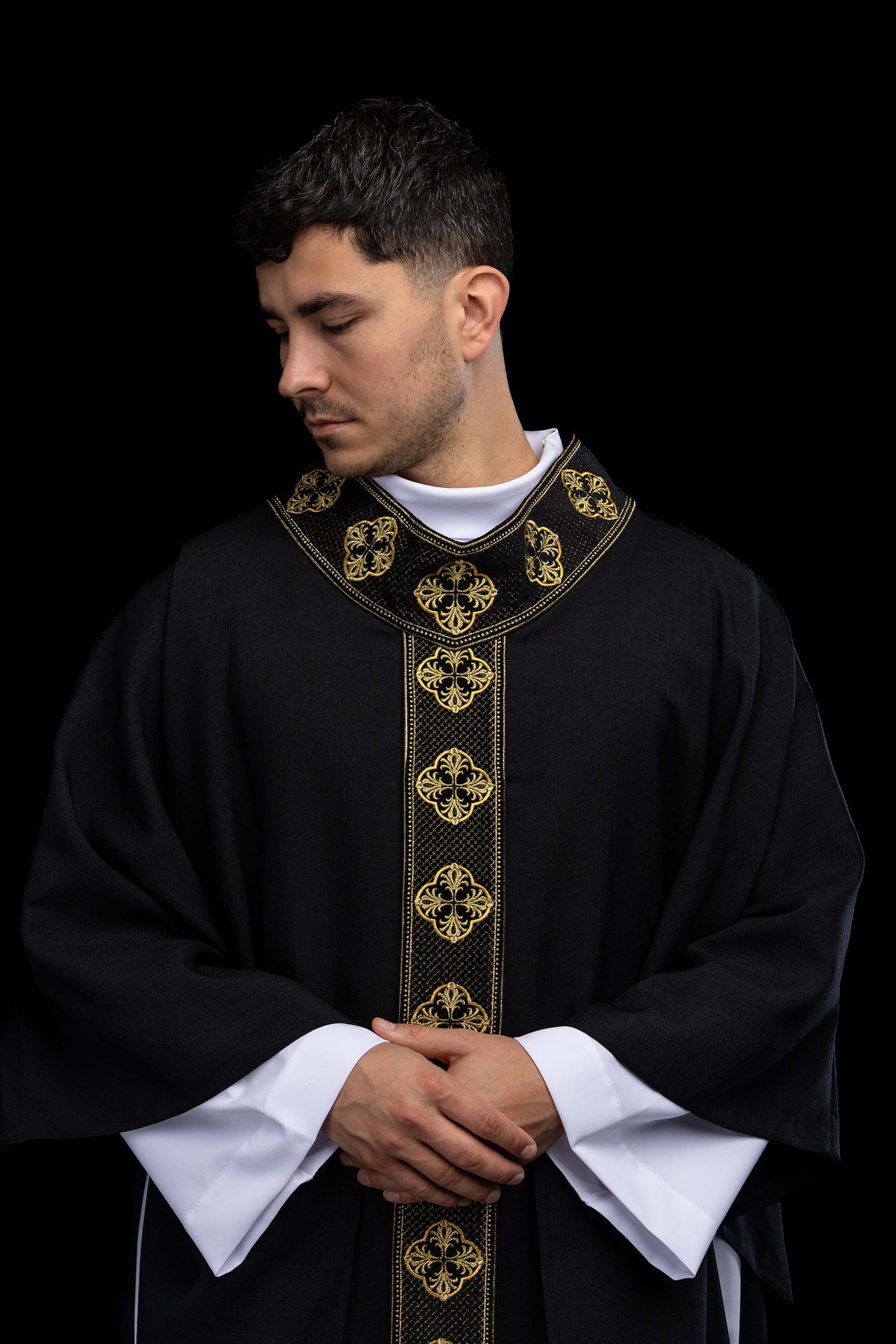 Ornat w kolorze czarnym z haftowanym pasem i kołnierzem w krzyże - CHASUBLES.COM
