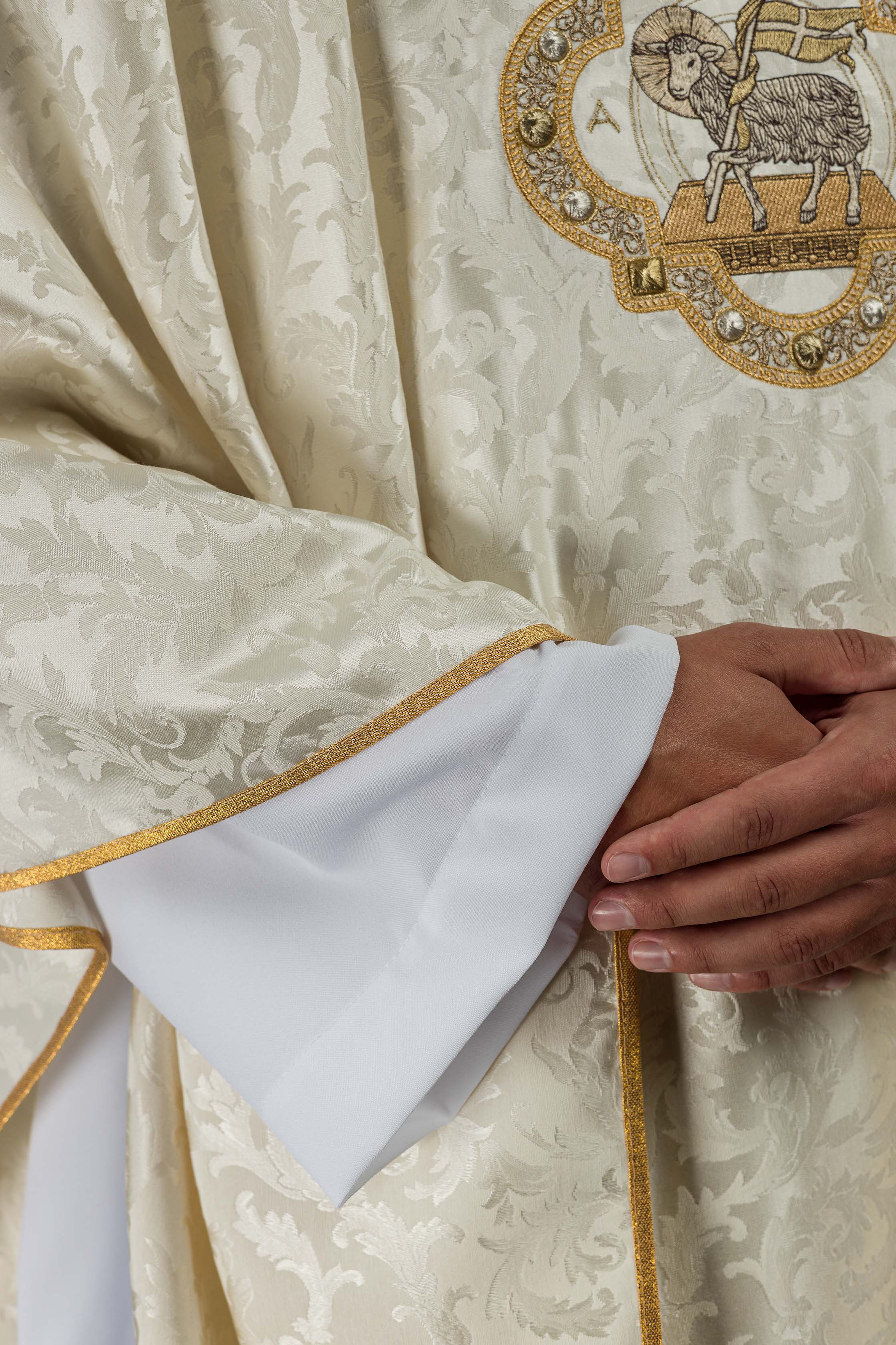 Chasuble with the Lamb of God for Easter made of decorative fabric - CHASUBLES.COM