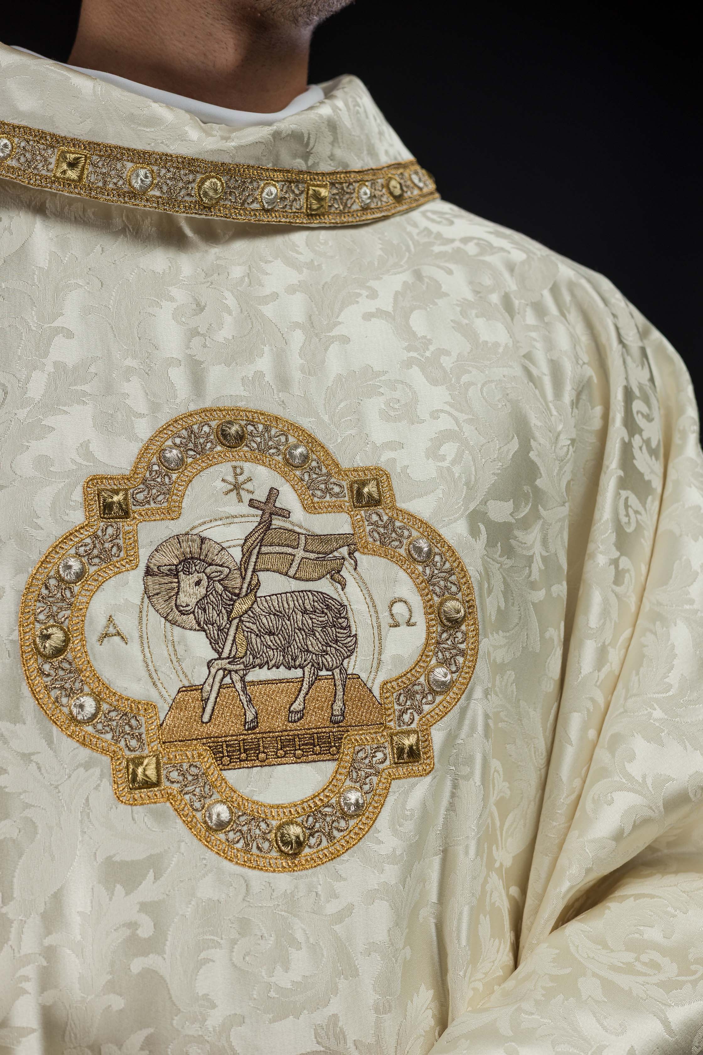 Chasuble with the Lamb of God for Easter made of decorative fabric - CHASUBLES.COM