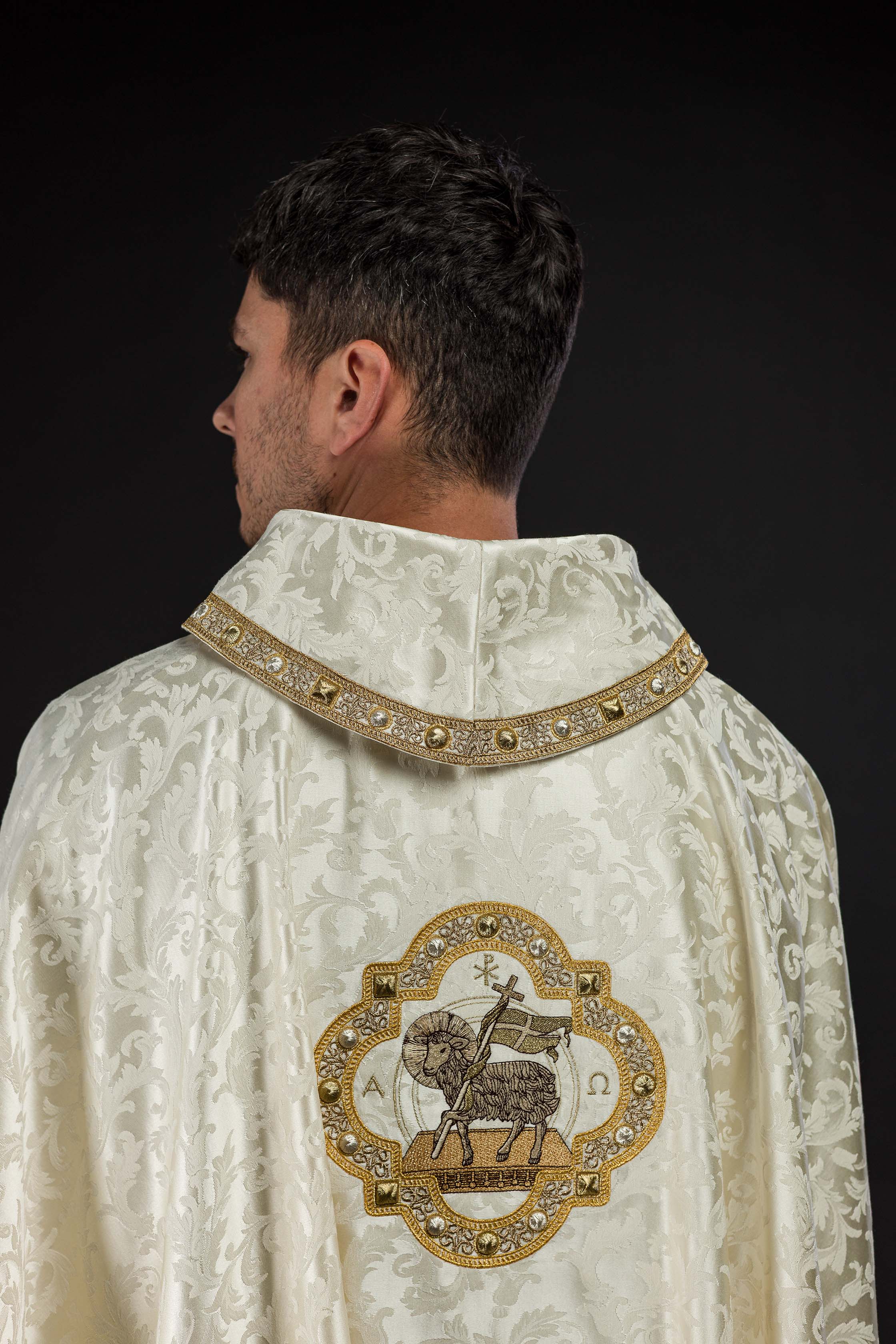 Chasuble with the Lamb of God for Easter made of decorative fabric - CHASUBLES.COM