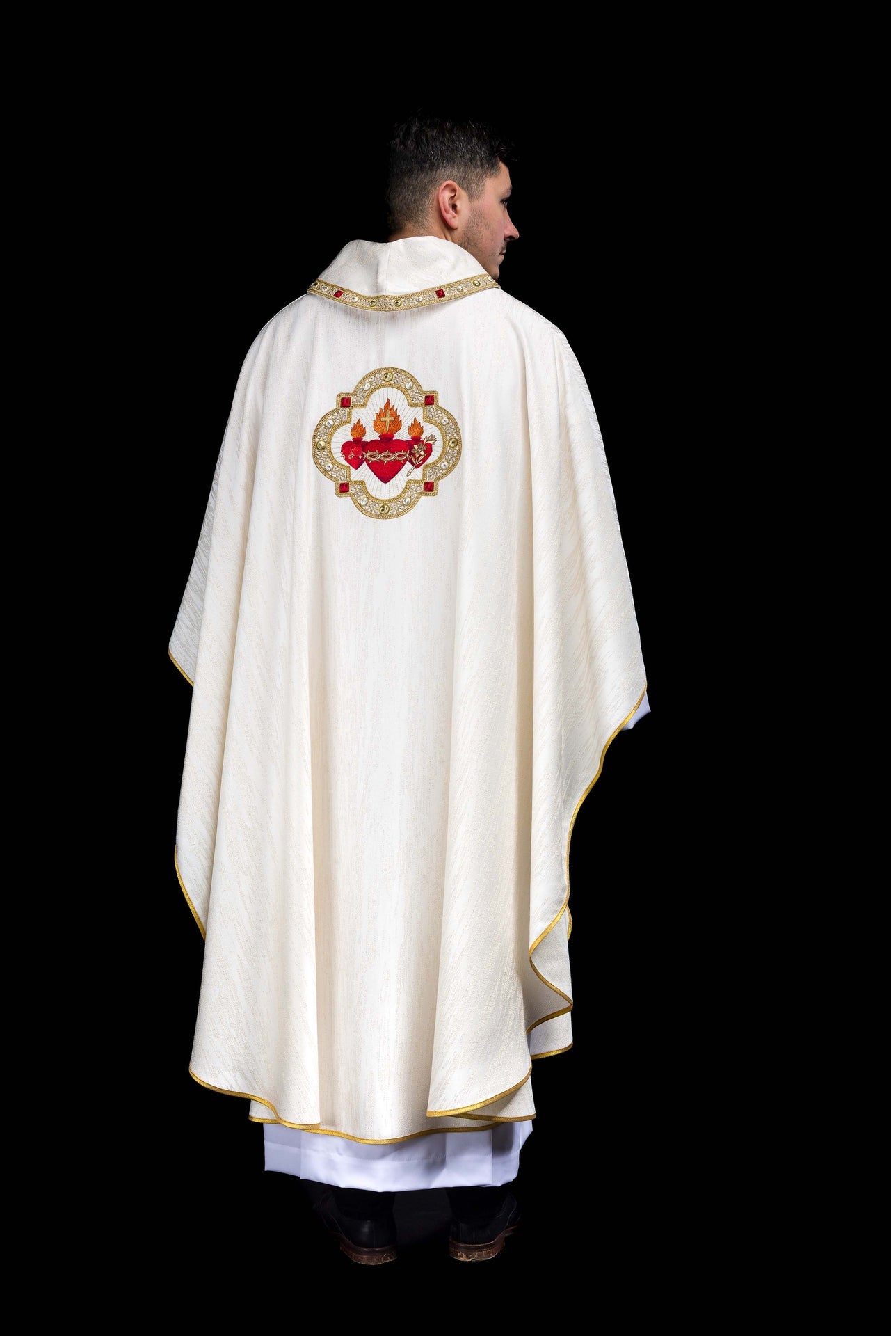 Embroidered chasuble with the image of the Three Hearts - CHASUBLES.COM
