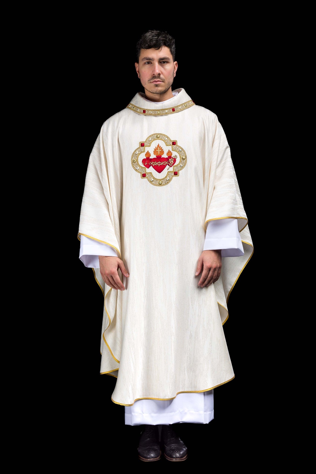 Embroidered chasuble with the image of the Three Hearts - CHASUBLES.COM