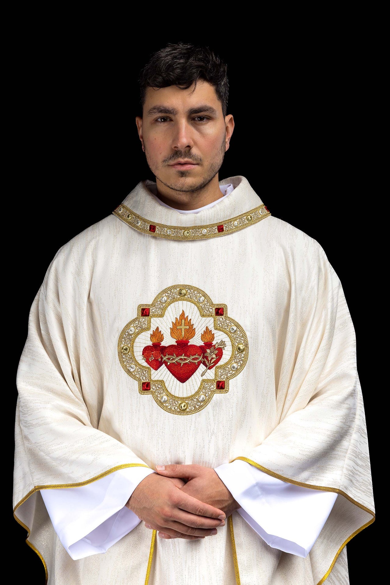 Embroidered chasuble with the image of the Three Hearts - CHASUBLES.COM