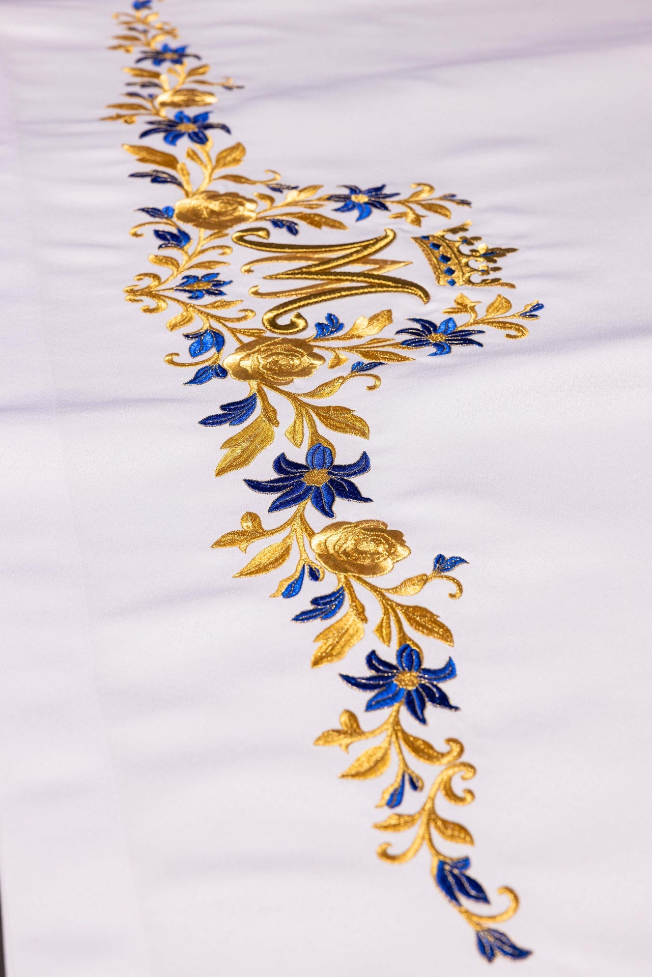 Obrus ołtarzowy z haftowanym symbolem maryjnym - CHASUBLES.COM