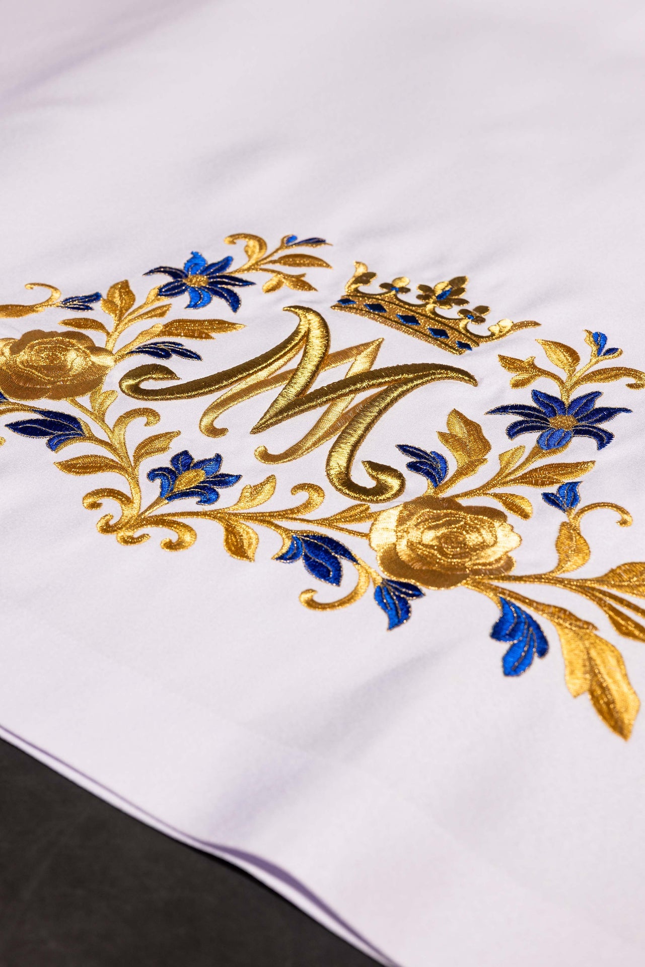 Obrus ołtarzowy z haftowanym symbolem maryjnym - CHASUBLES.COM