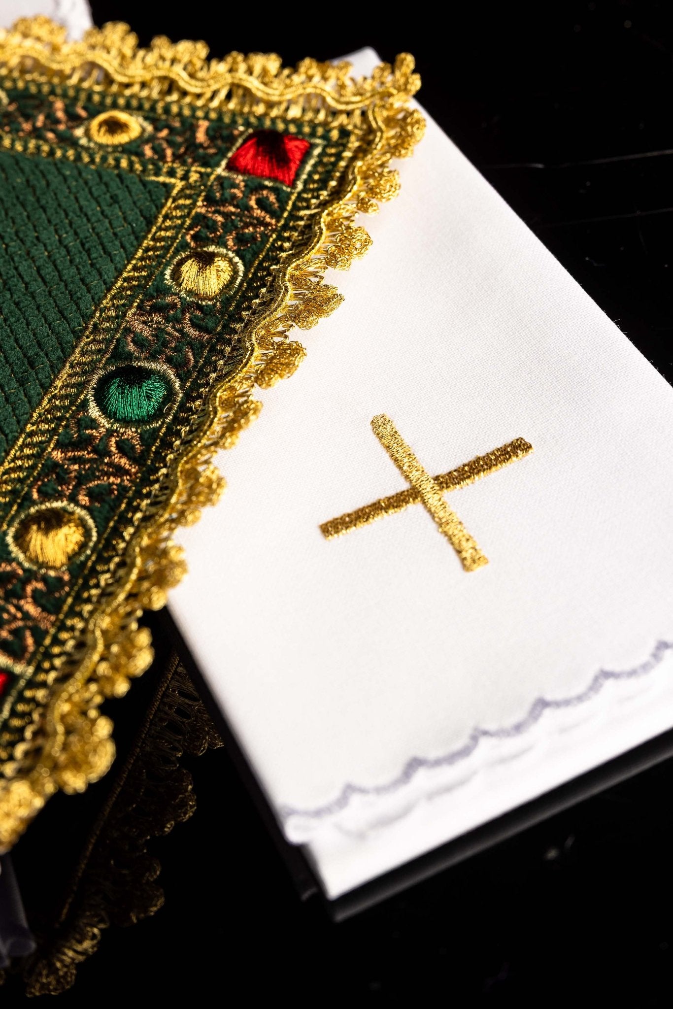 A velvet chalice set in green color with an embroidered IHS symbol S-5567-C1 - CHASUBLES.COM
