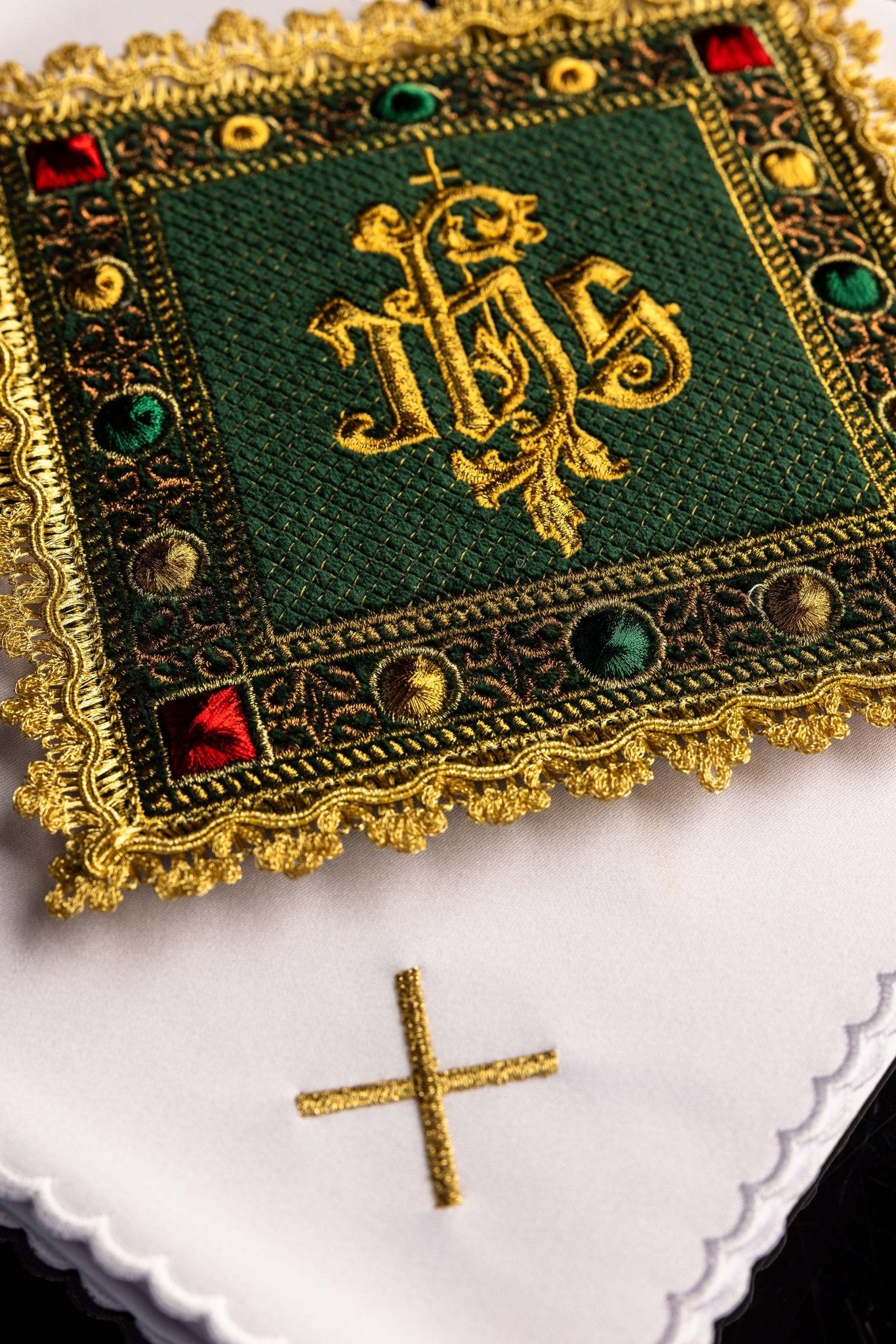 A velvet chalice set in green color with an embroidered IHS symbol S-5567-C1 - CHASUBLES.COM