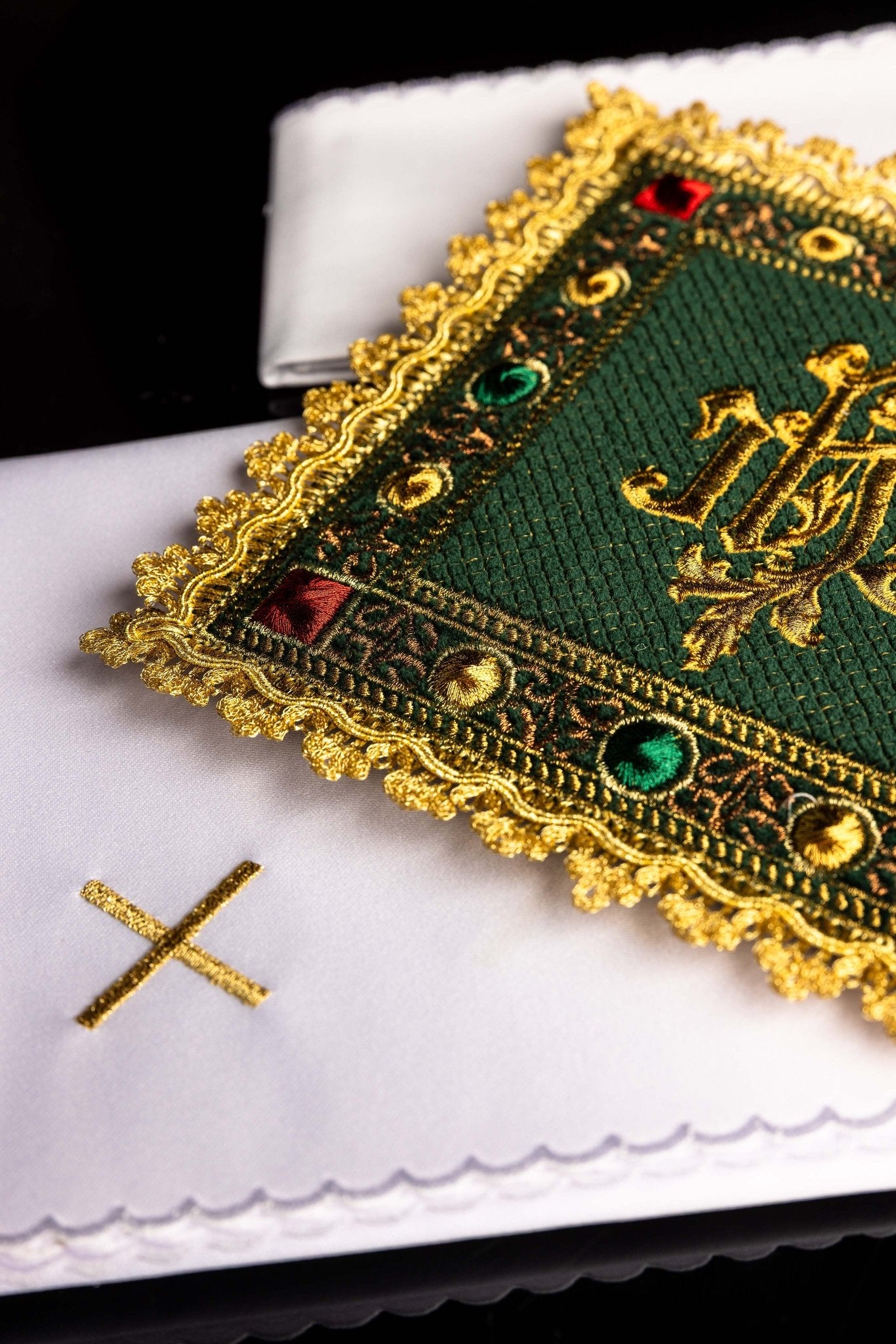 A velvet chalice set in green color with an embroidered IHS symbol S-5567-C1 - CHASUBLES.COM