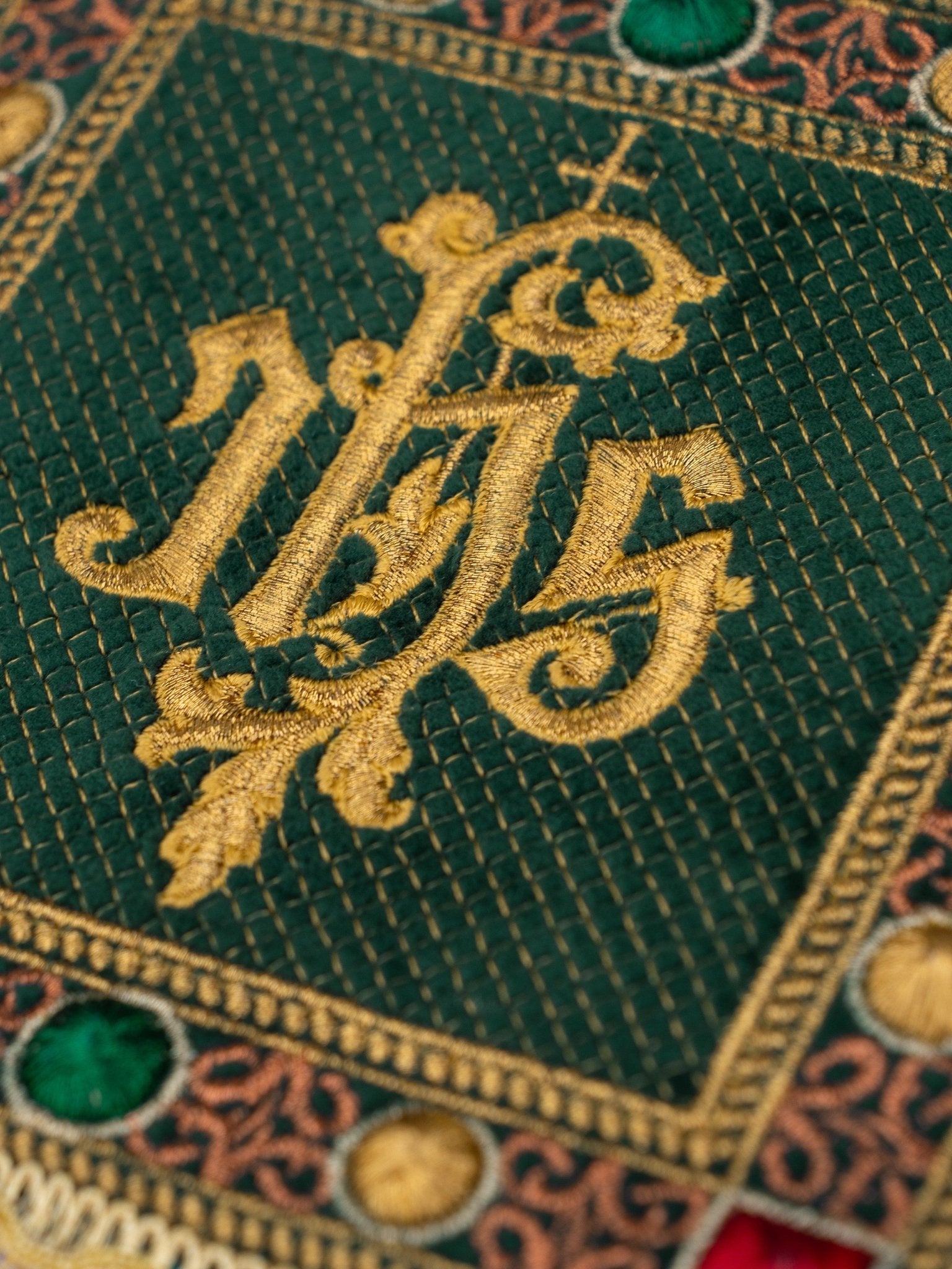A velvet chalice set in green color with an embroidered IHS symbol S - 5067 - C1 - HAFTINAUSA.COM