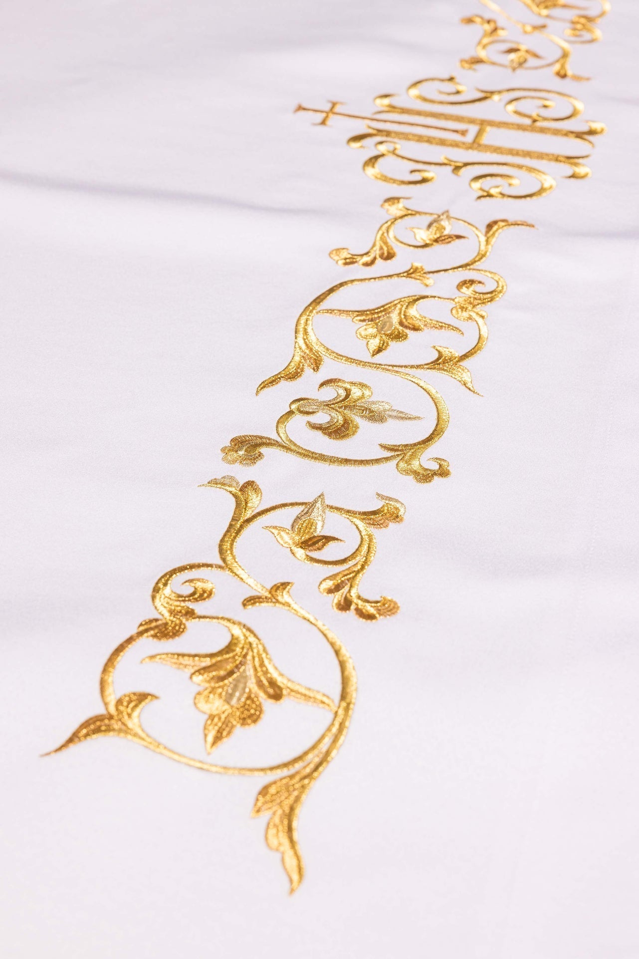 Altar cloth with an embroidered IHS symbol S-8859-04 150*300 - CHASUBLES.COM