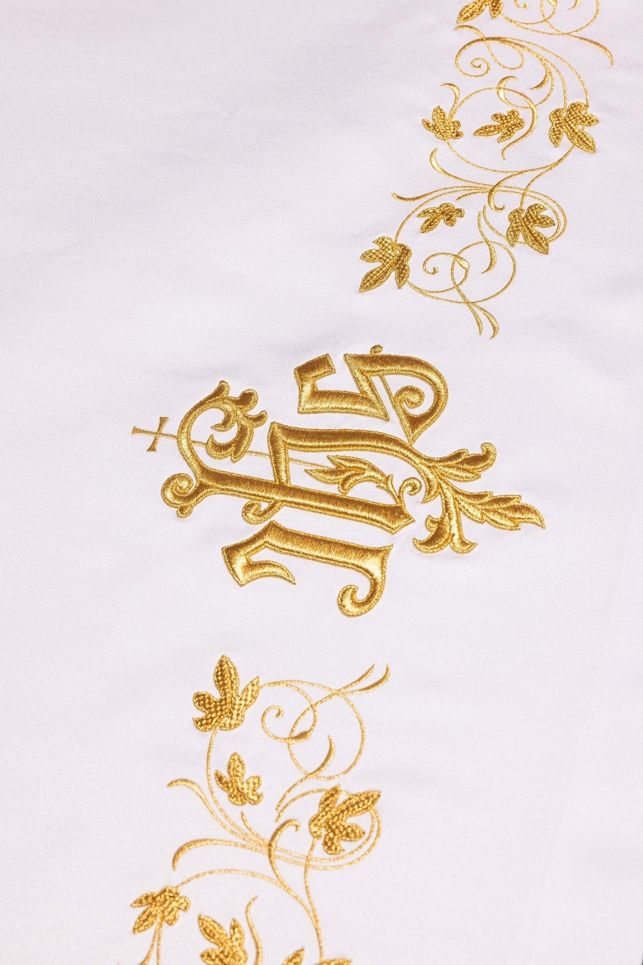Altar cloth with an embroidered IHS symbol S-8851-04 150*300 - CHASUBLES.COM