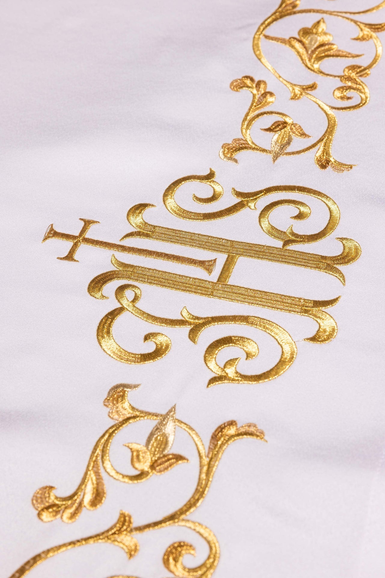 Altar cloth with an embroidered IHS symbol S-8859-04 150*300 - CHASUBLES.COM