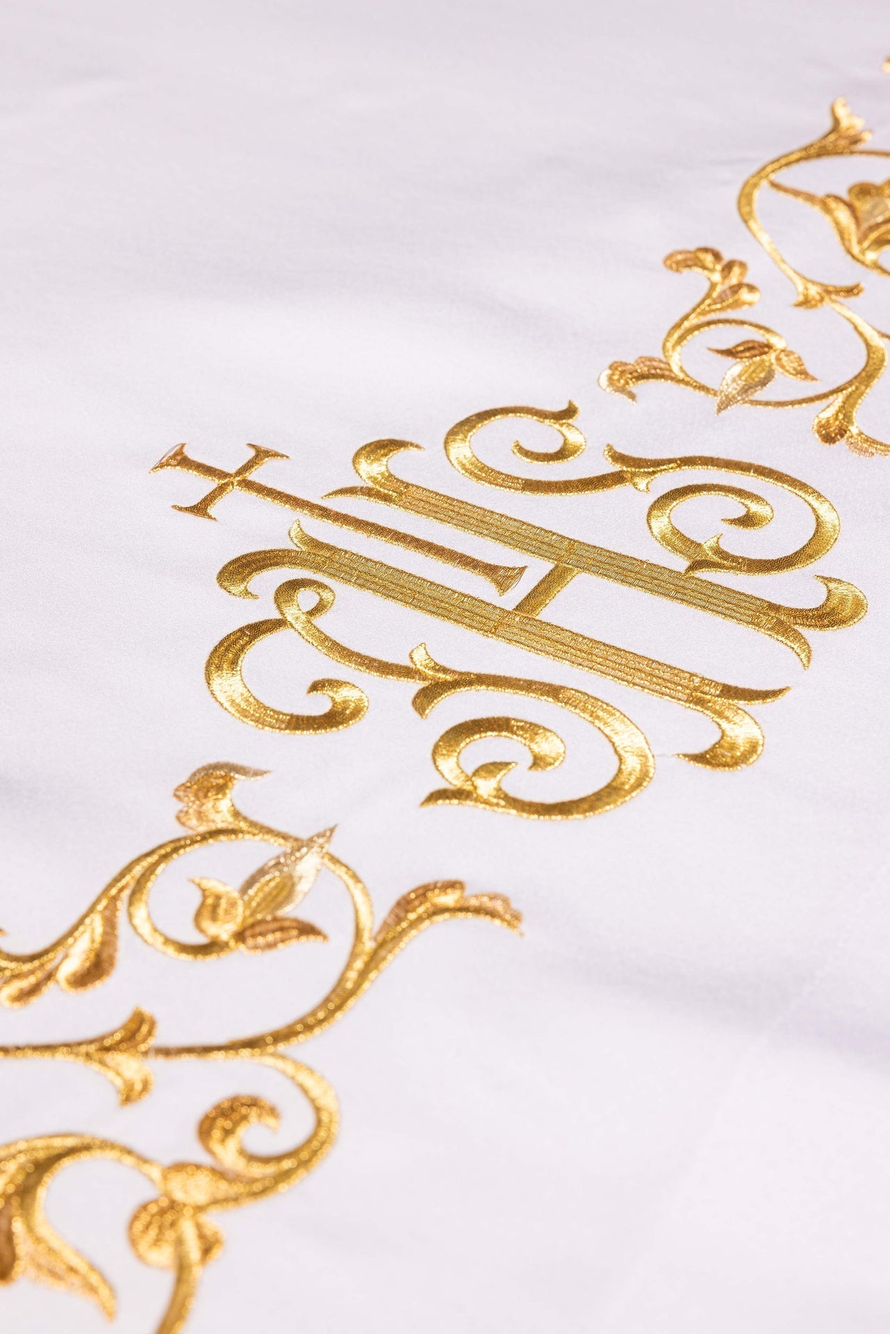 Altar cloth with an embroidered IHS symbol S-8859-04 150*300 - CHASUBLES.COM