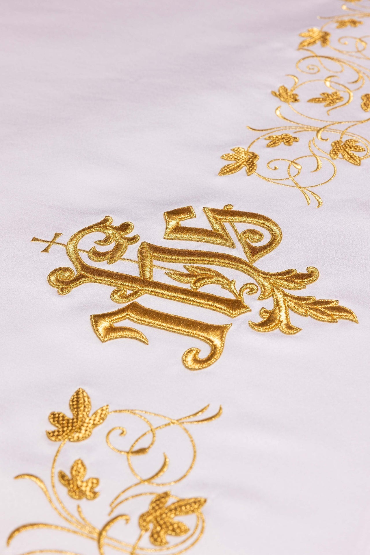 Altar cloth with an embroidered IHS symbol S-8851-04 150*300 - CHASUBLES.COM