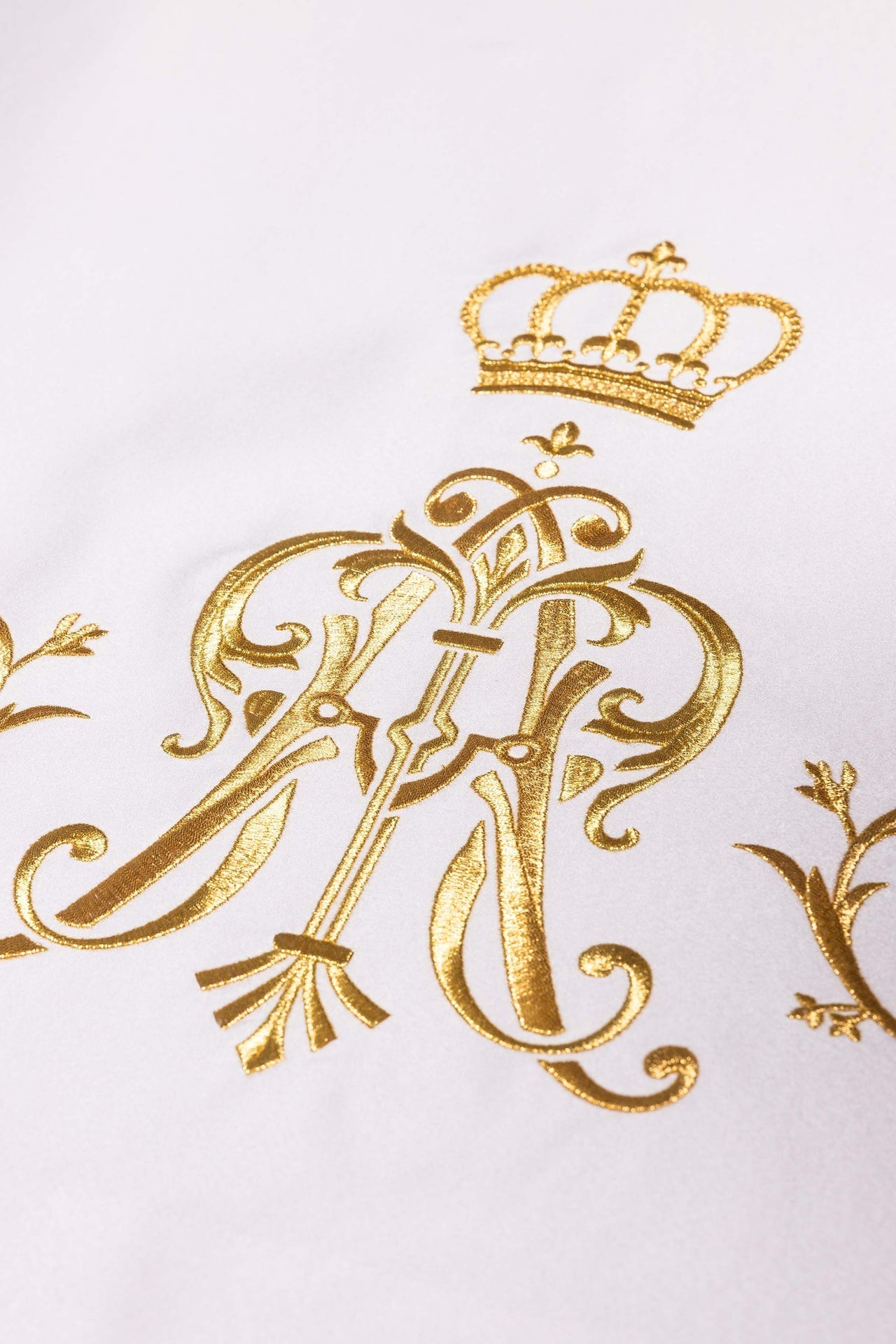 Altar cloth with an embroidered Marian symbol S-8864-04 150*300 - CHASUBLES.COM