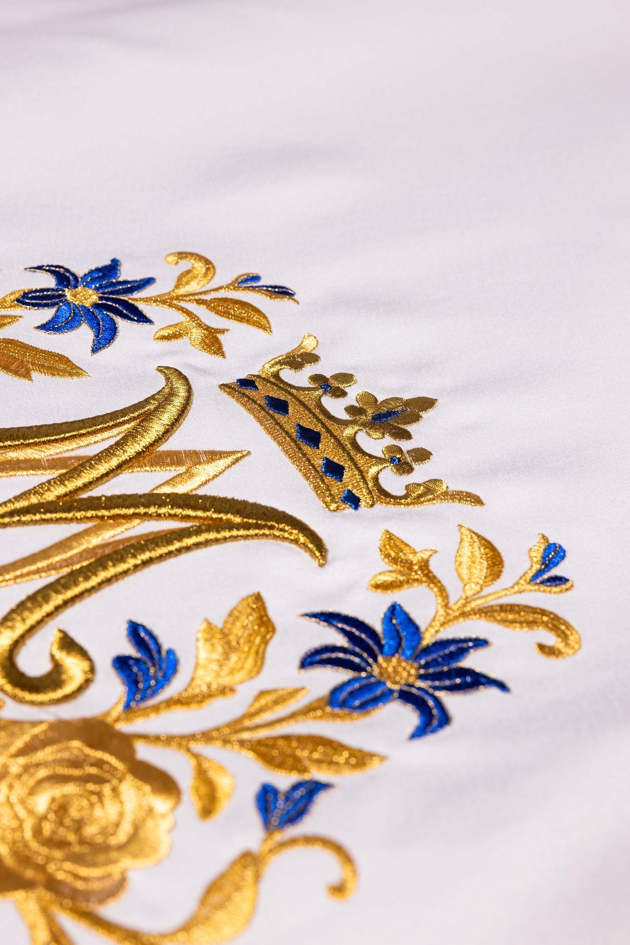 Altar cloth with an embroidered Marian symbol LE/9545/04 150*300 - CHASUBLES.COM