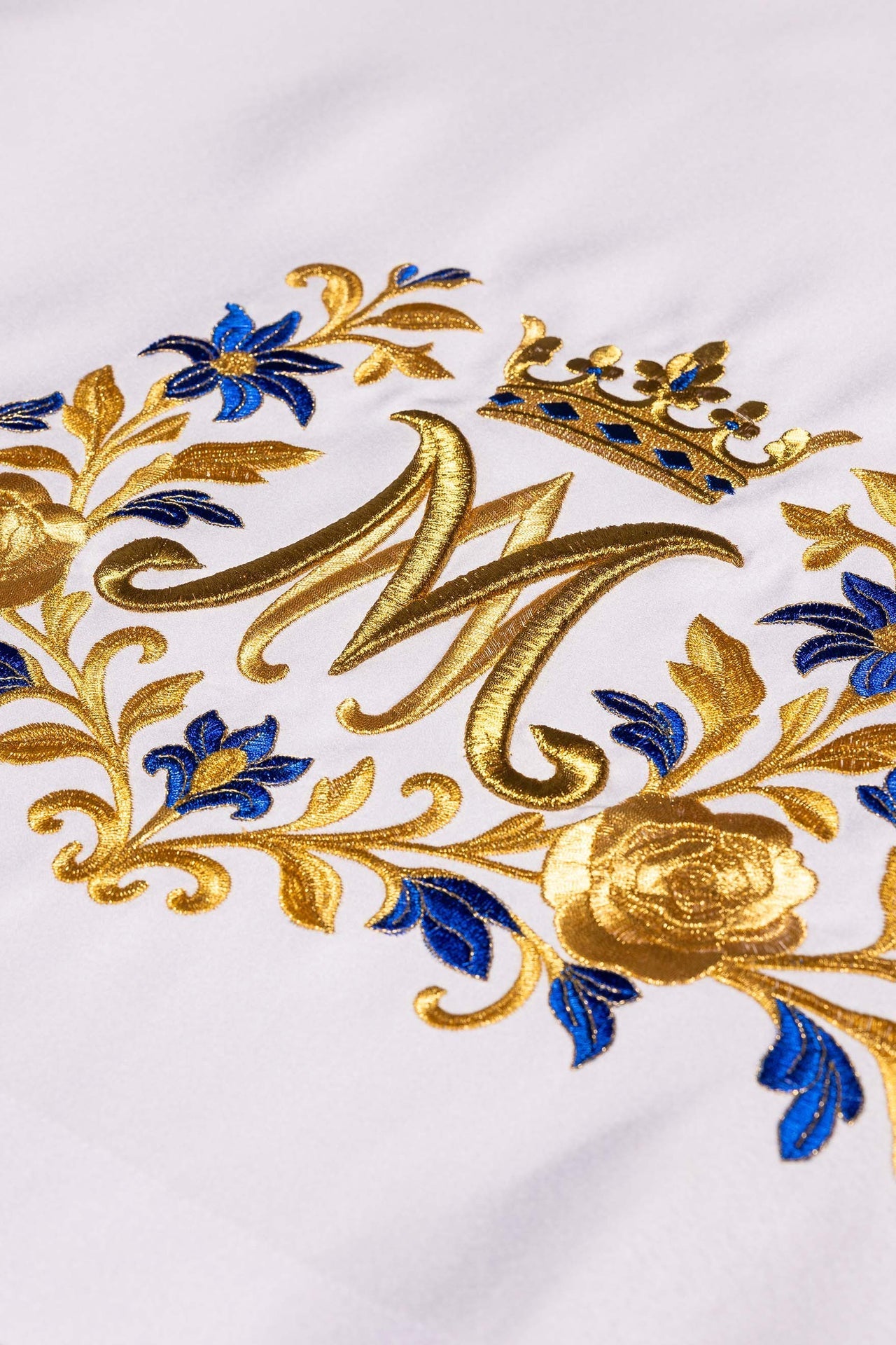 Altar cloth with an embroidered Marian symbol LE/9545/04 150*300 - CHASUBLES.COM