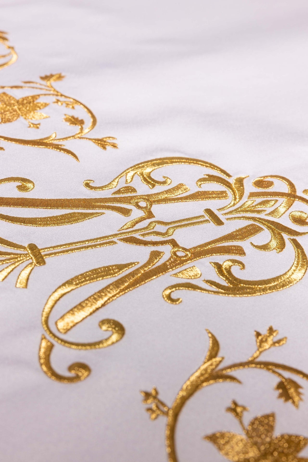 Altar cloth with an embroidered Marian symbol S-8864-04 150*300 - CHASUBLES.COM