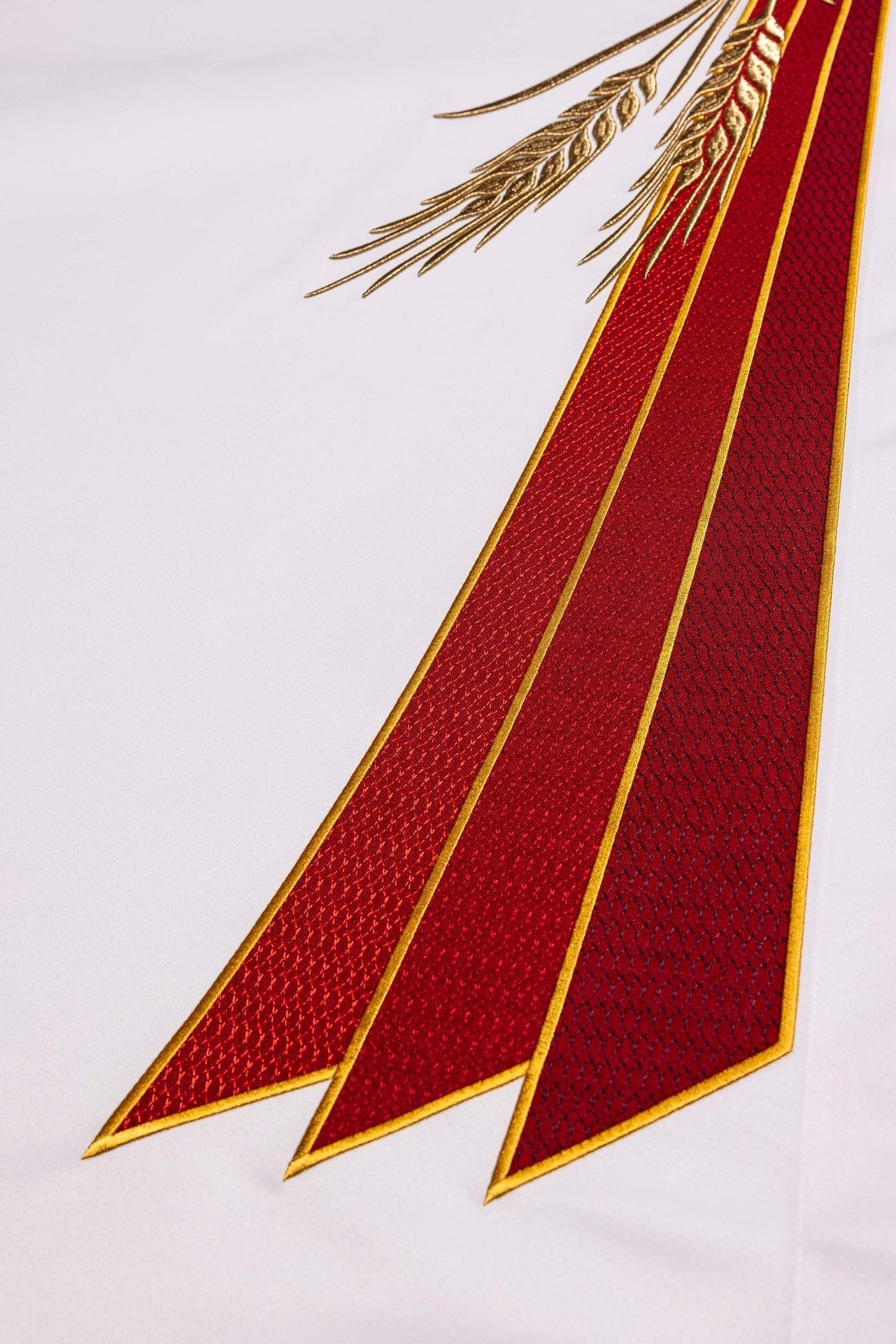 Altar cloth with an embroidered Pax symbol LE/8850/C2 150*300 - CHASUBLES.COM