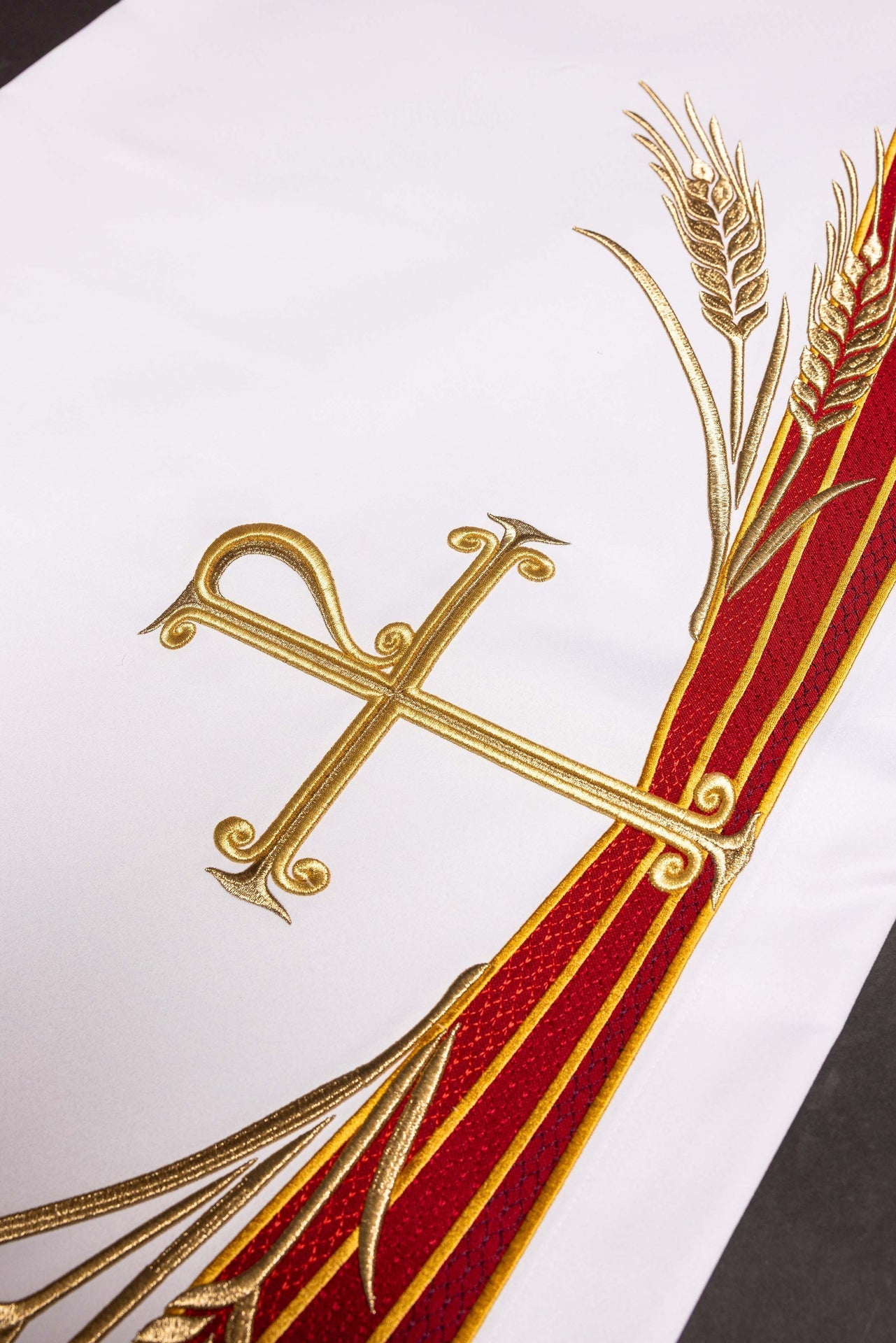 Altar cloth with an embroidered Pax symbol LE/8850/C2 150*300 - CHASUBLES.COM