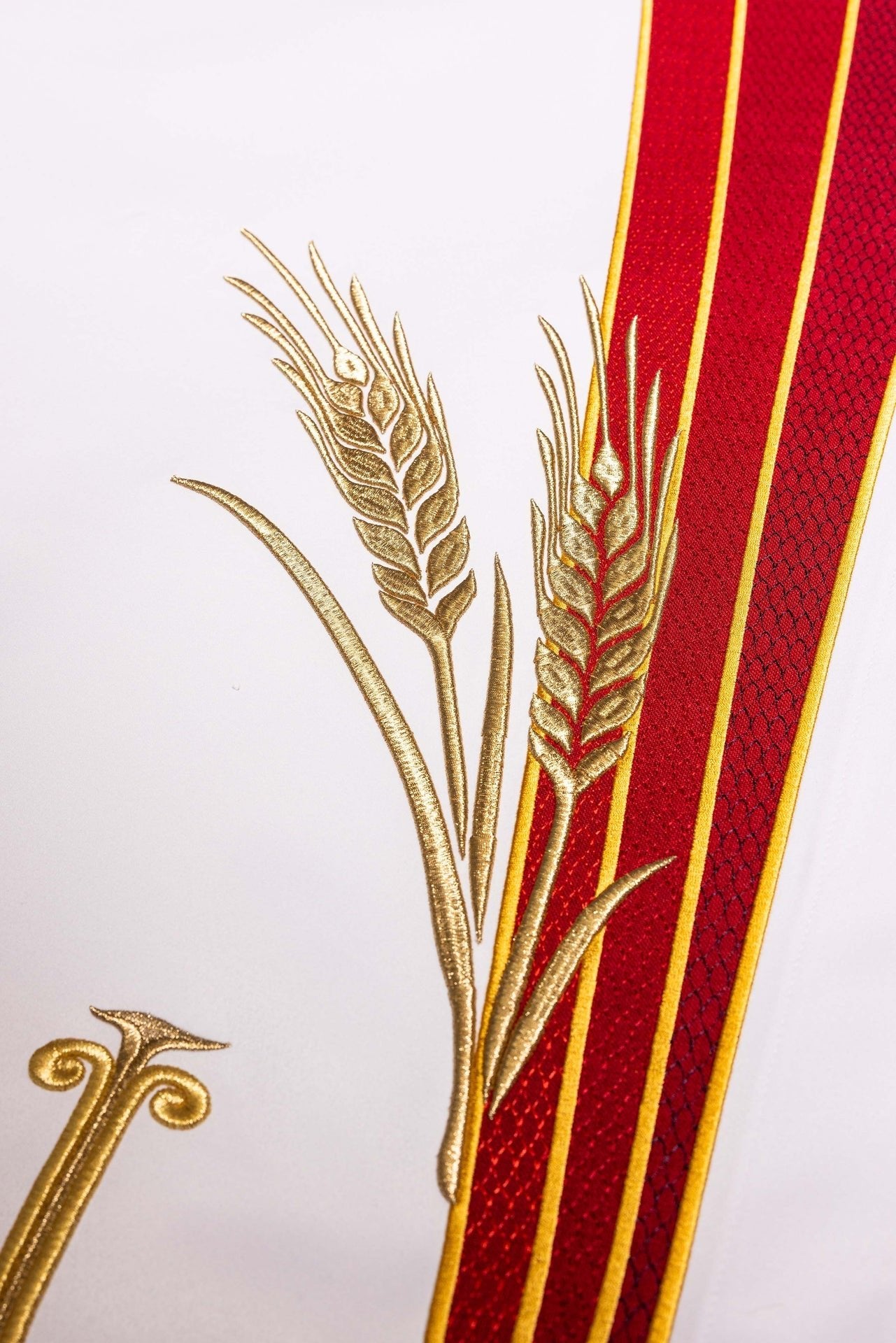 Altar cloth with an embroidered Pax symbol LE/8850/C2 150*300 - CHASUBLES.COM