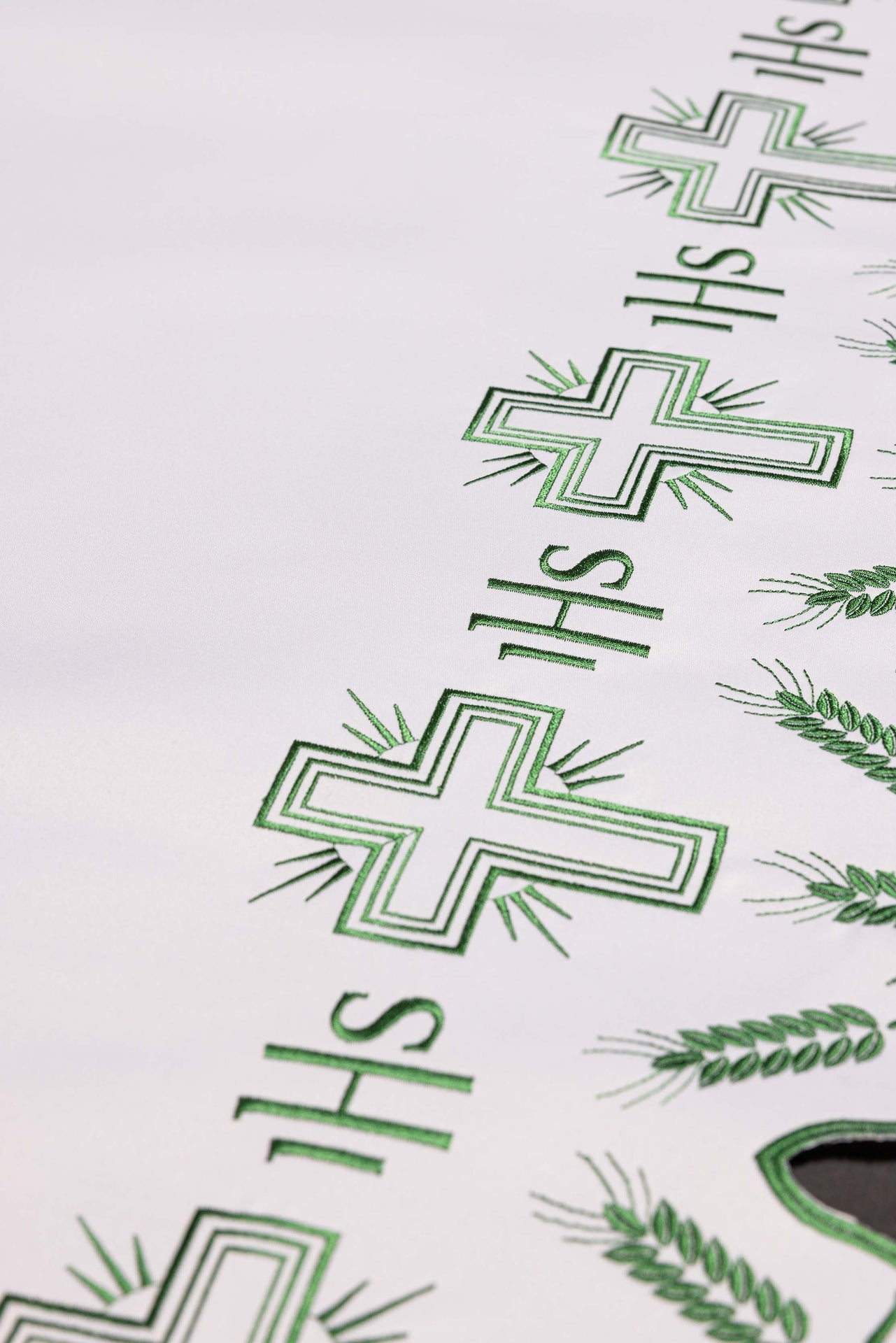 Altar cloth with embroidered green crosses and decorative edging KOO/040/C4 150*300 - CHASUBLES.COM
