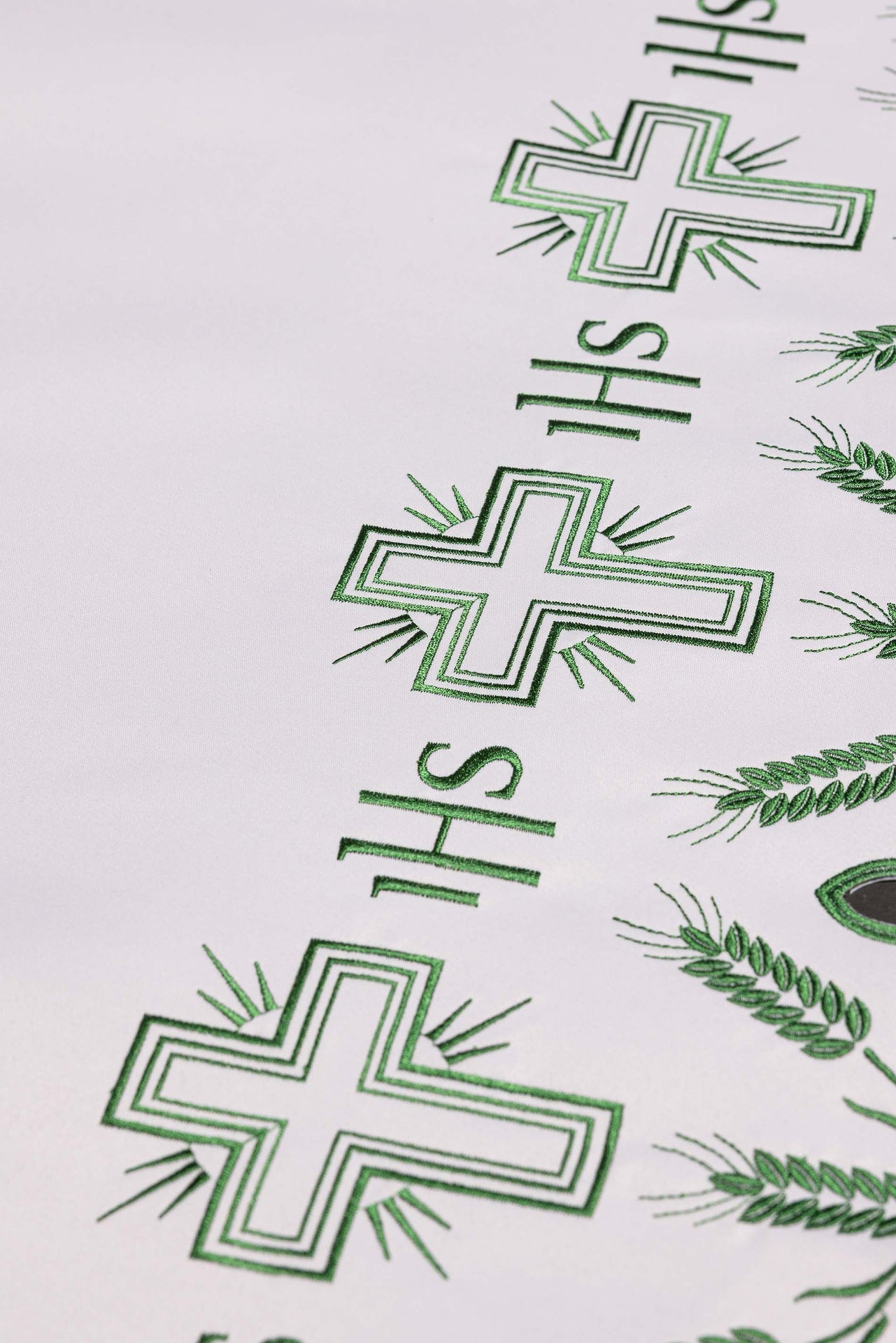 Altar cloth with embroidered green crosses and decorative edging KOO/040/C4 150*300 - CHASUBLES.COM