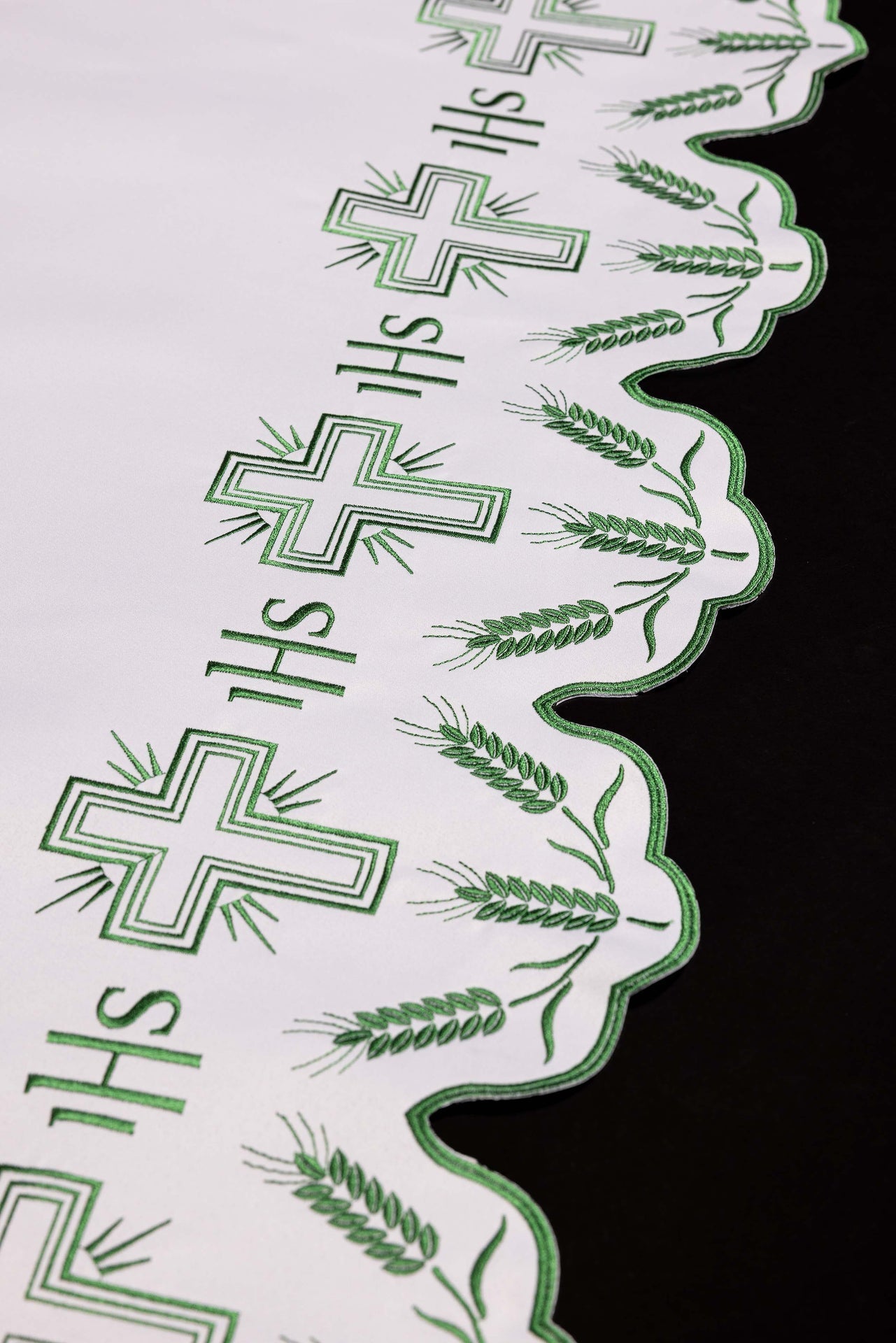 Altar cloth with embroidered green crosses and decorative edging KOO/040/C4 150*300 - CHASUBLES.COM