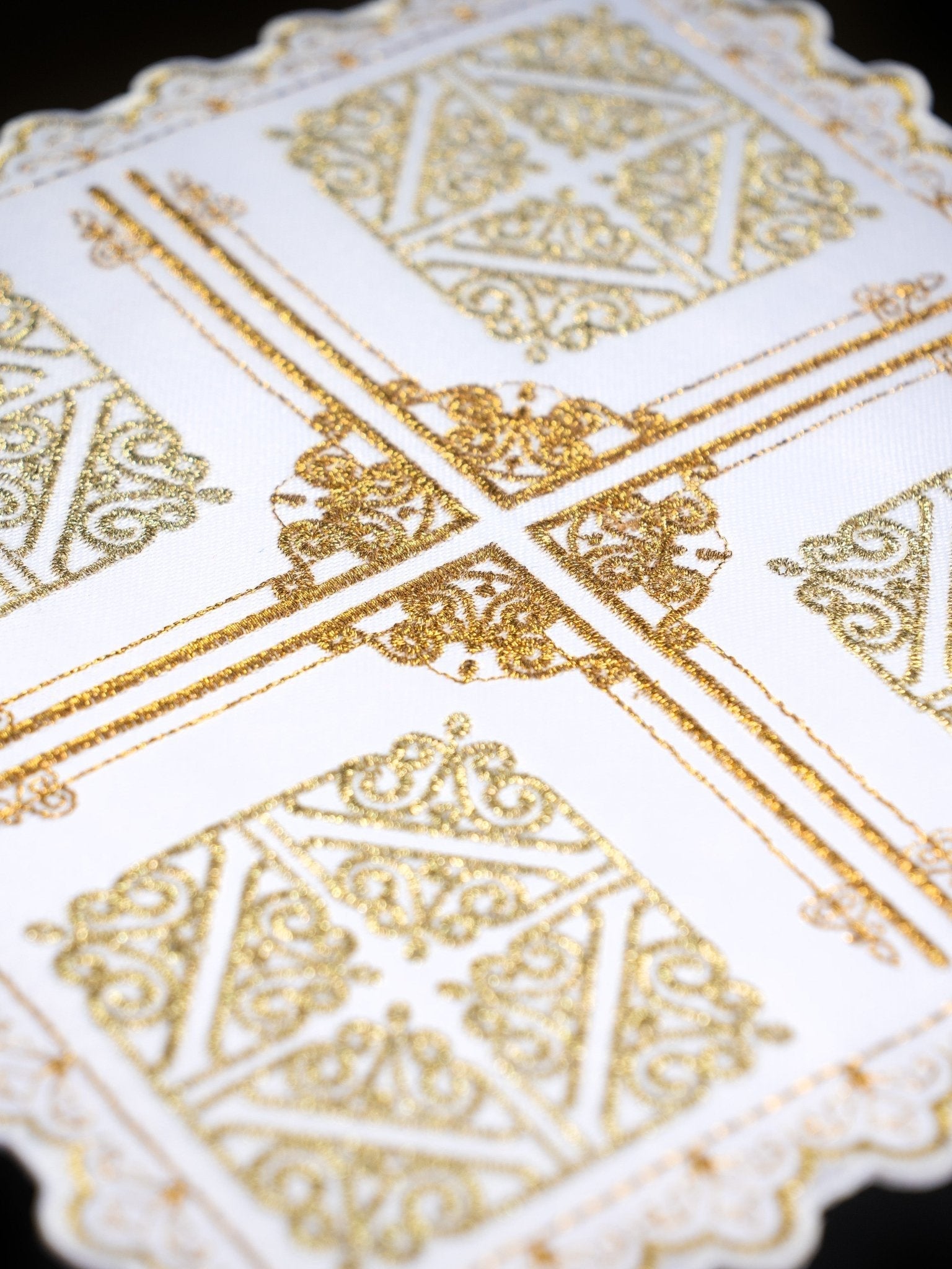 Altar linen set with cross motif embroidery S - 5558 - HAFTINAUSA.COM
