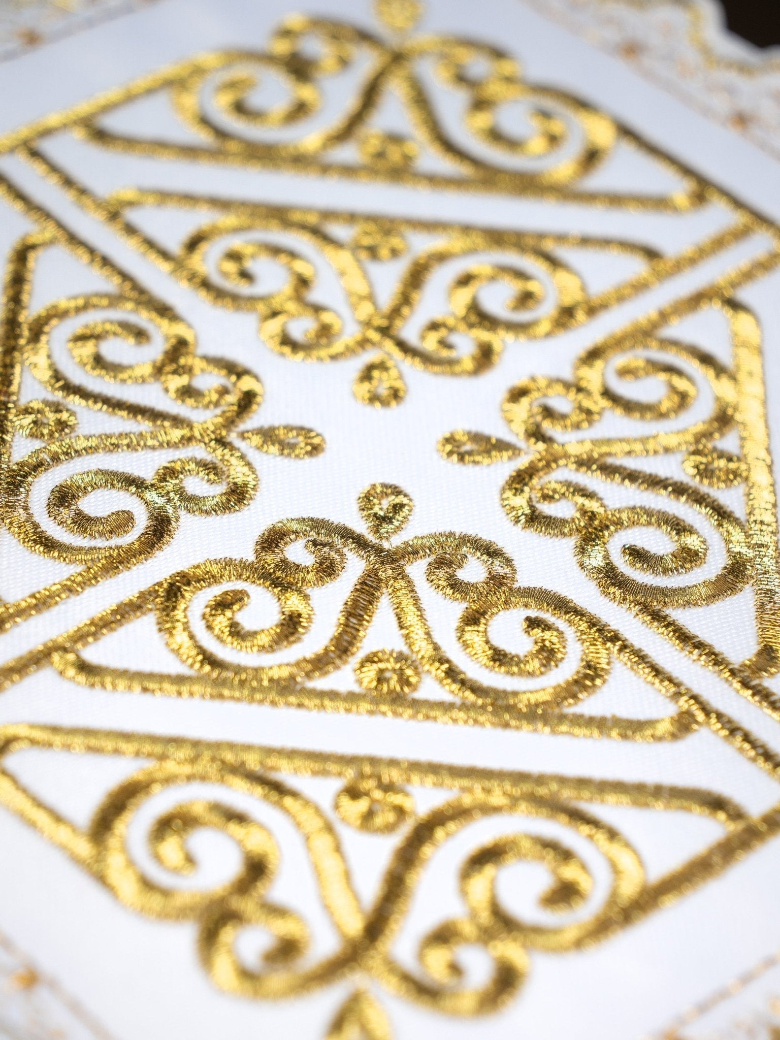 Altar linen set with gold embroidered cross motif S - 5560 - HAFTINAUSA.COM