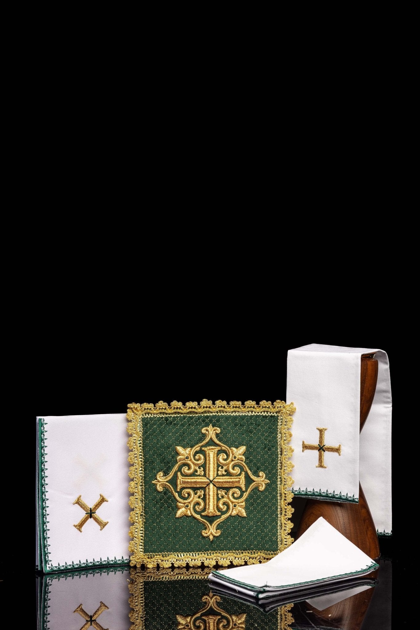 Altar Linens with embroidered cross, green velvet LE/5029/C1 - CHASUBLES.COM