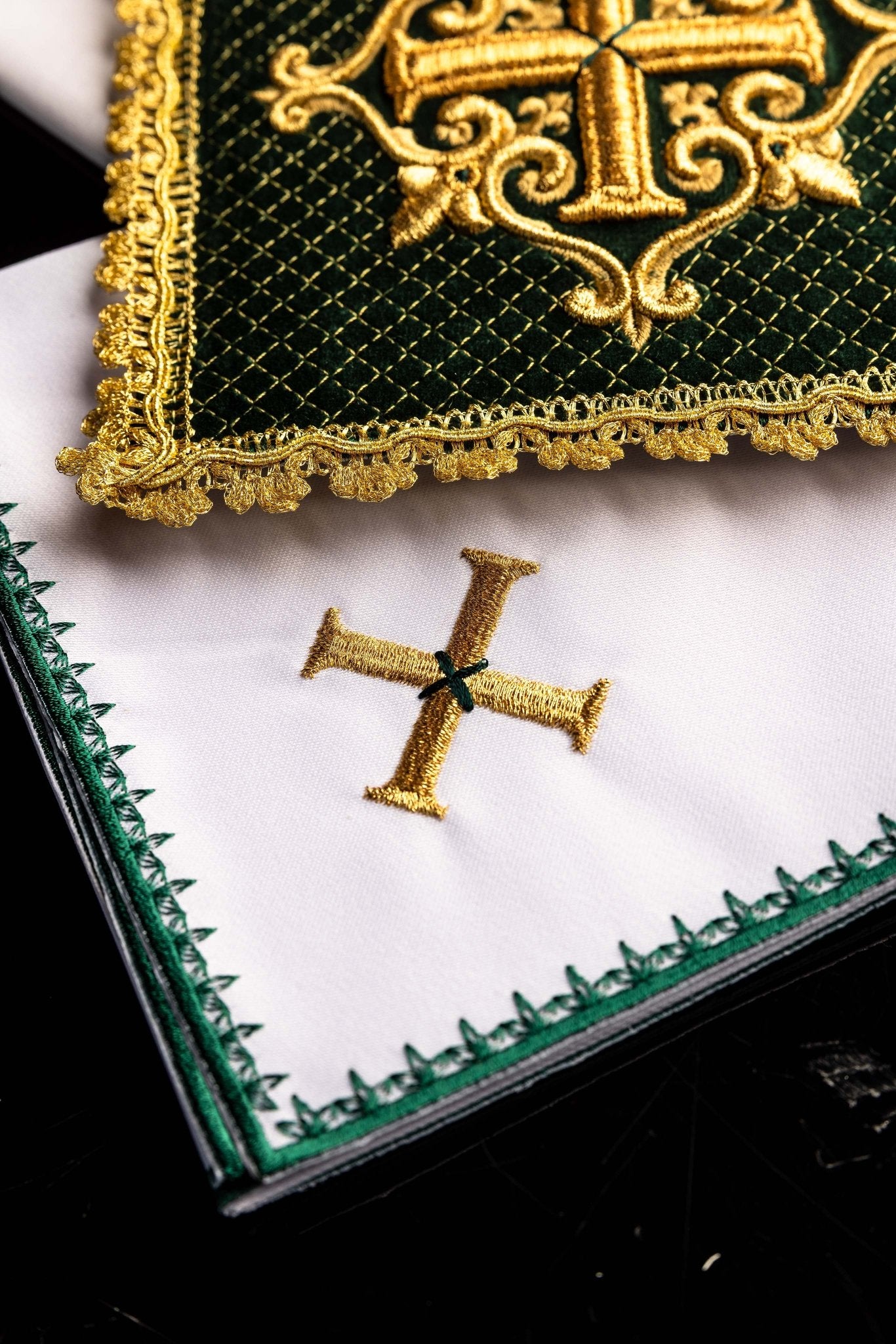 Altar Linens with embroidered cross, green velvet LE/5029/C1 - CHASUBLES.COM