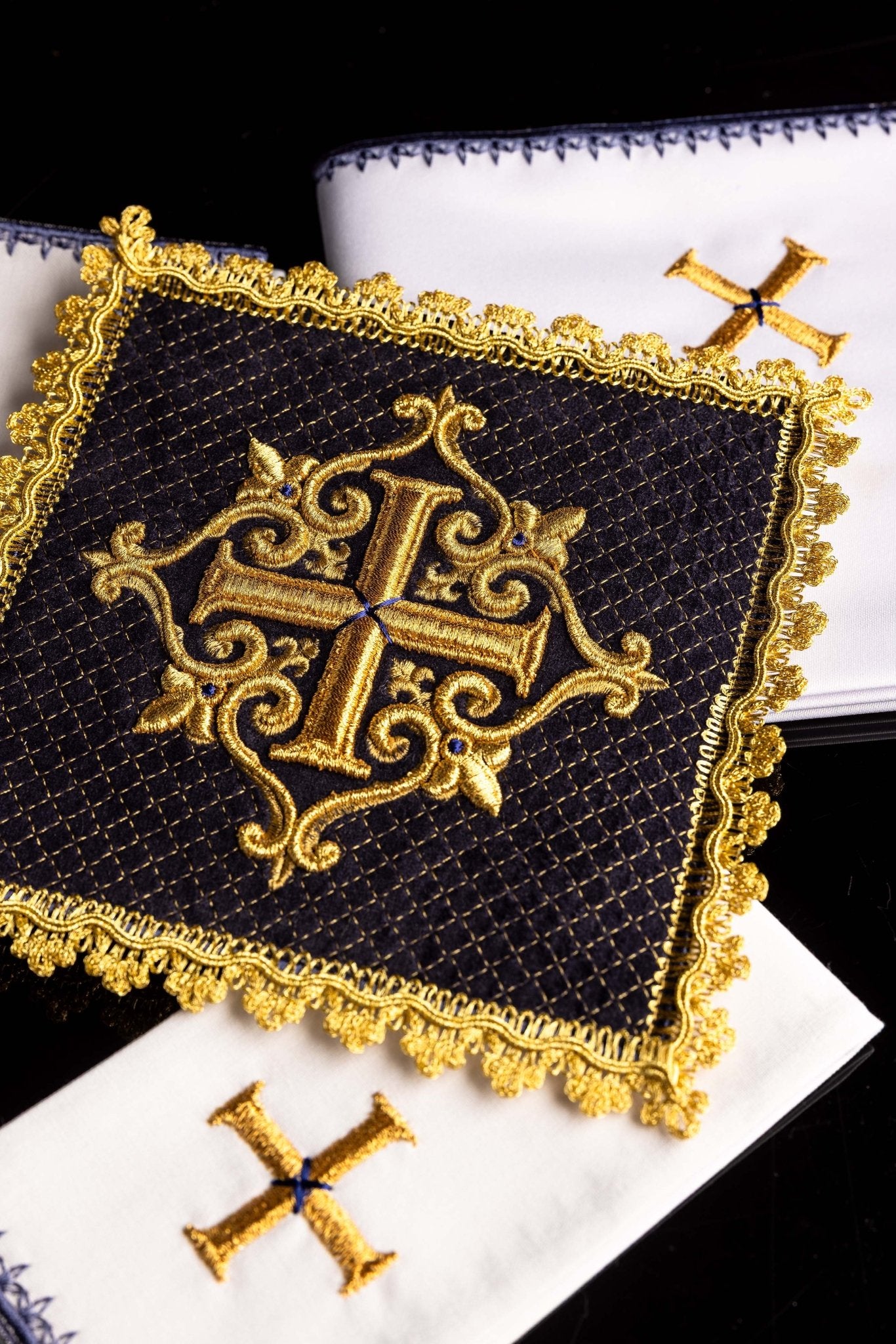 Altar Linens with embroidered cross purple velvet LE/5029/C3 - CHASUBLES.COM
