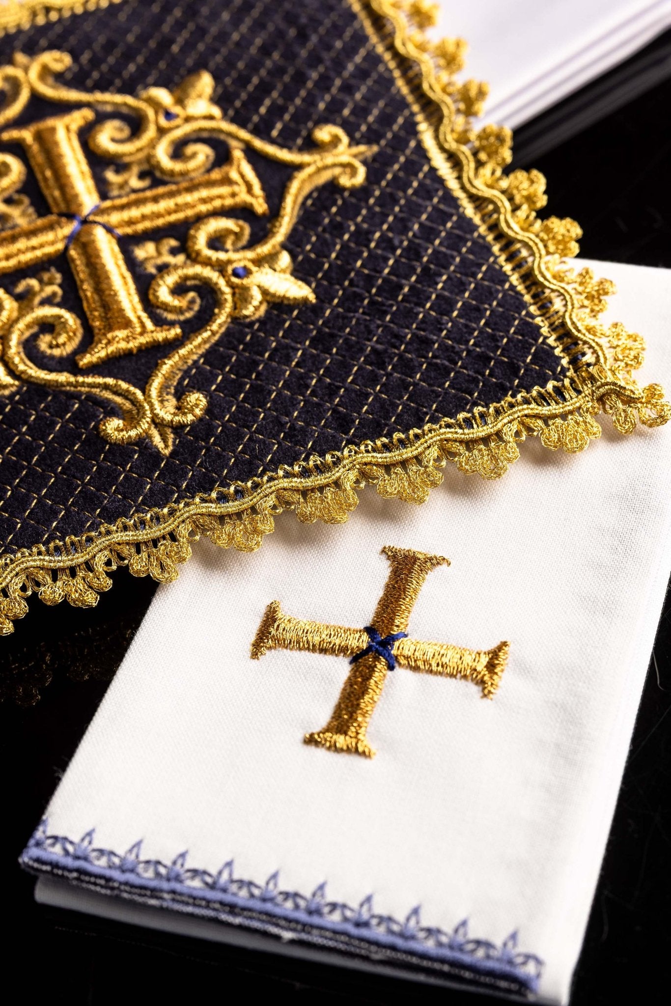 Altar Linens with embroidered cross purple velvet LE/5029/C3 - CHASUBLES.COM