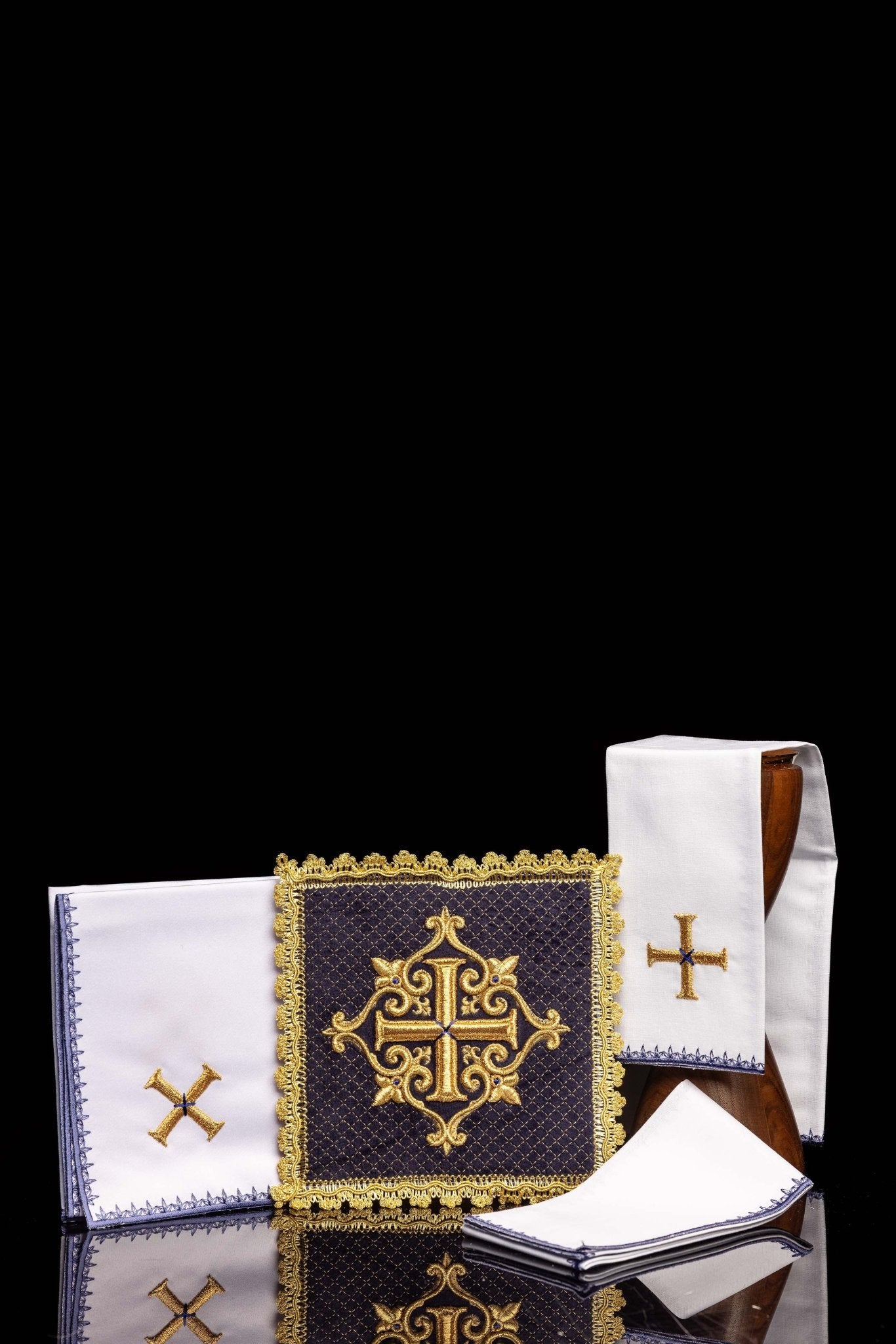 Altar Linens with embroidered cross purple velvet LE/5029/C3 - CHASUBLES.COM