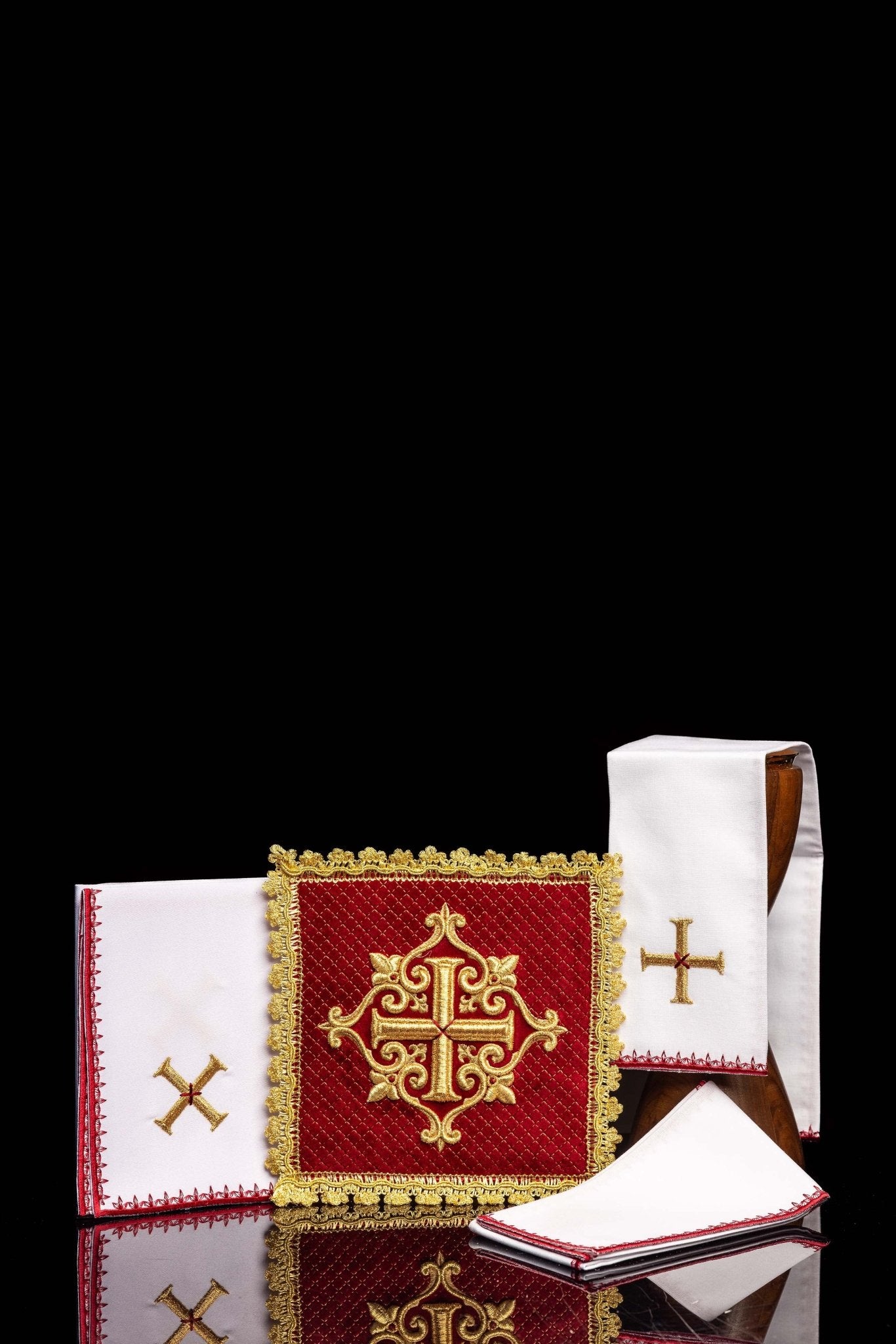 Altar Linens with embroidered cross, red velvet LE/5029/C2 - CHASUBLES.COM