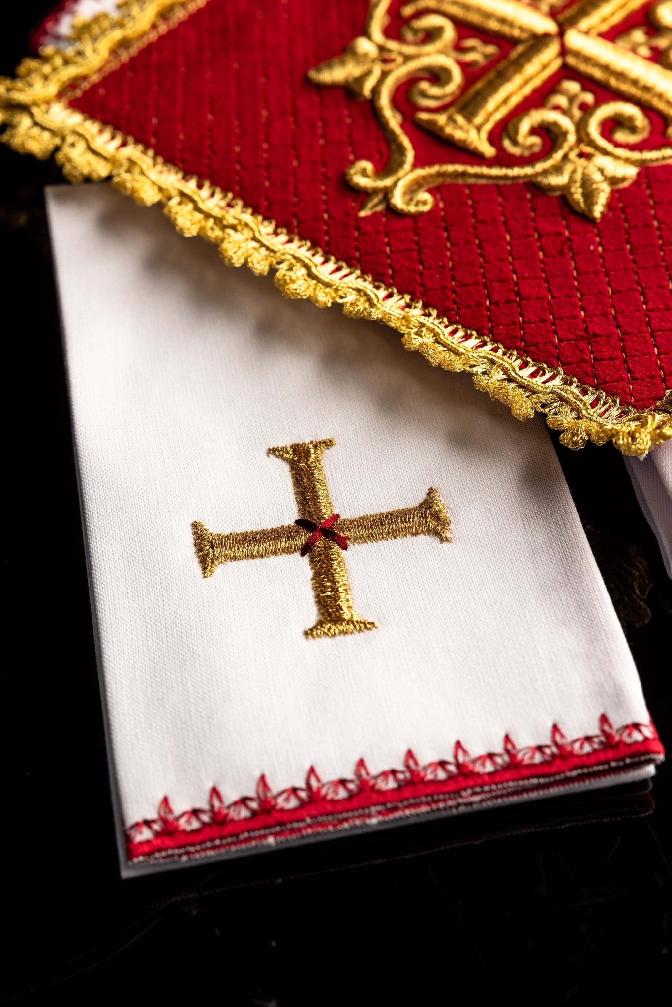 Altar Linens with embroidered cross, red velvet LE/5029/C2 - CHASUBLES.COM