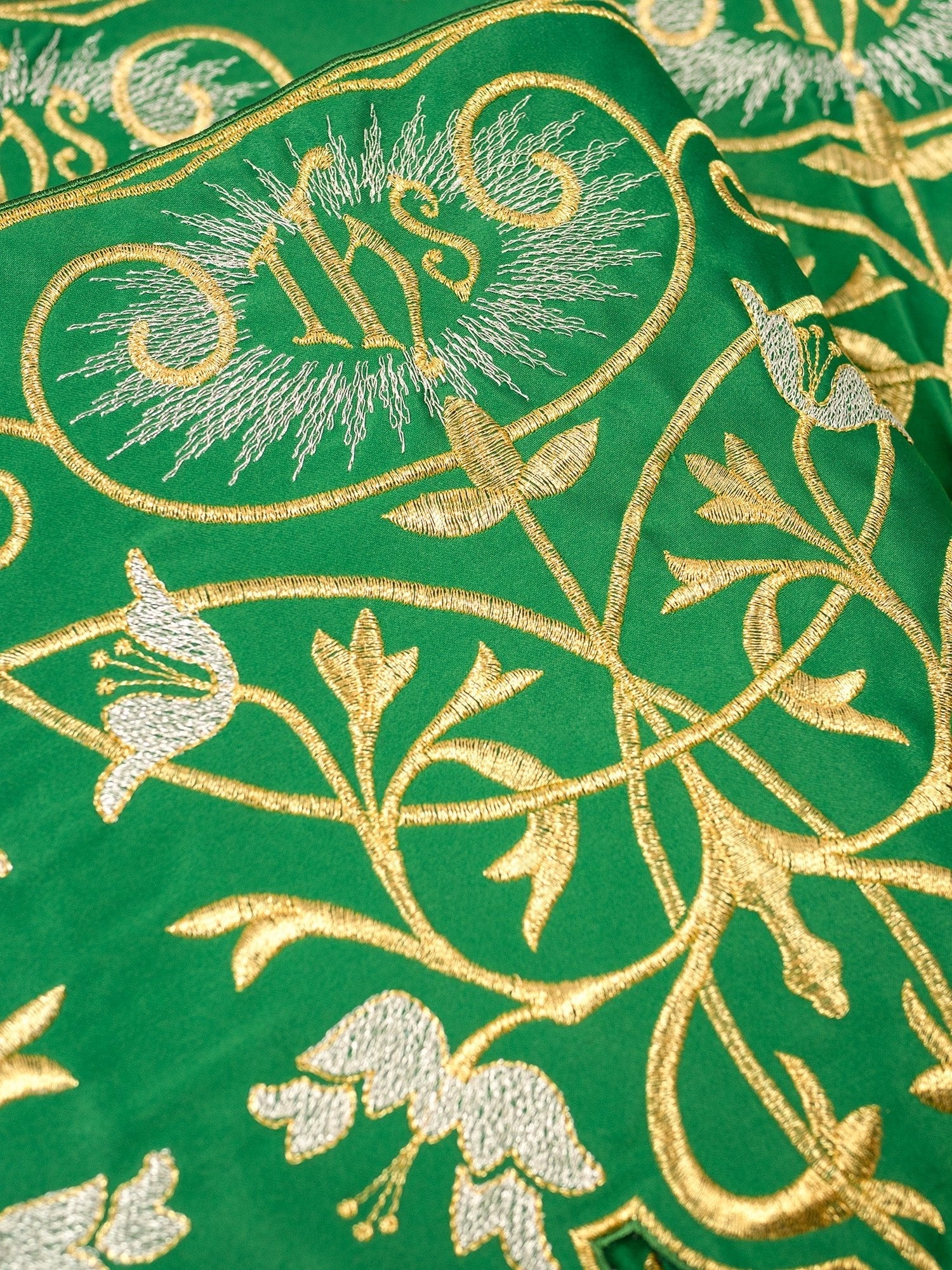 Altar superfrontal in green with gold IHS embroidery KOM/037/01 27cm 3,5m - HAFTINAUSA.COM
