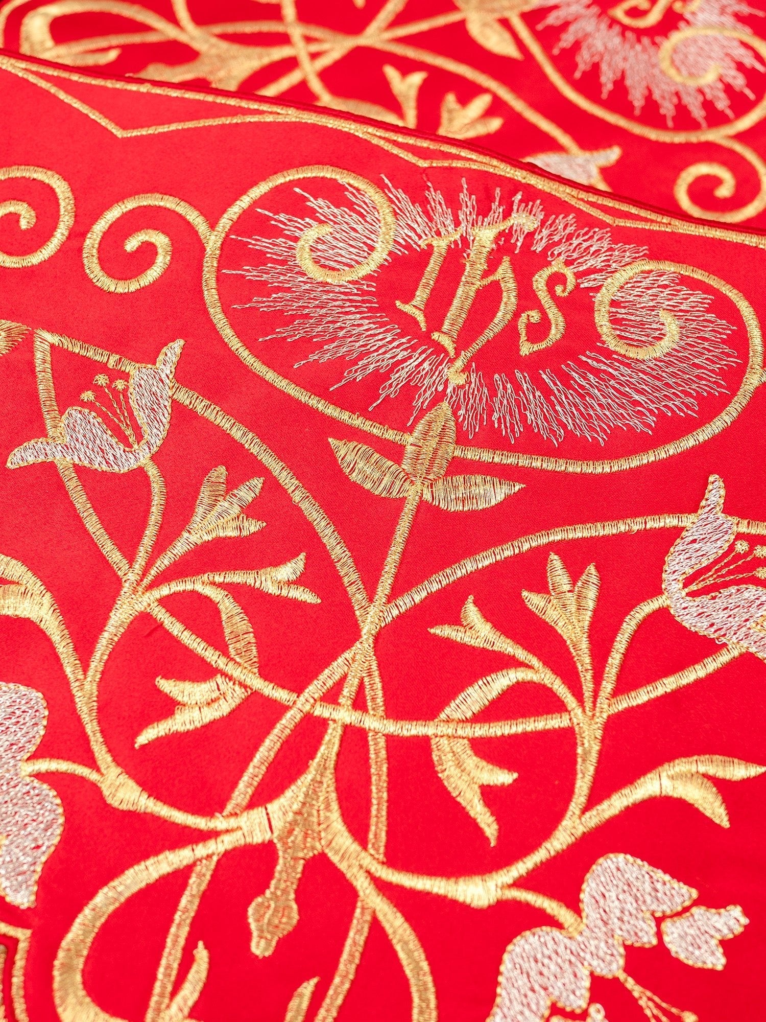 Altar superfrontal in red with gold IHS embroidery KOM/037/02 27cm 3,5m - HAFTINAUSA.COM