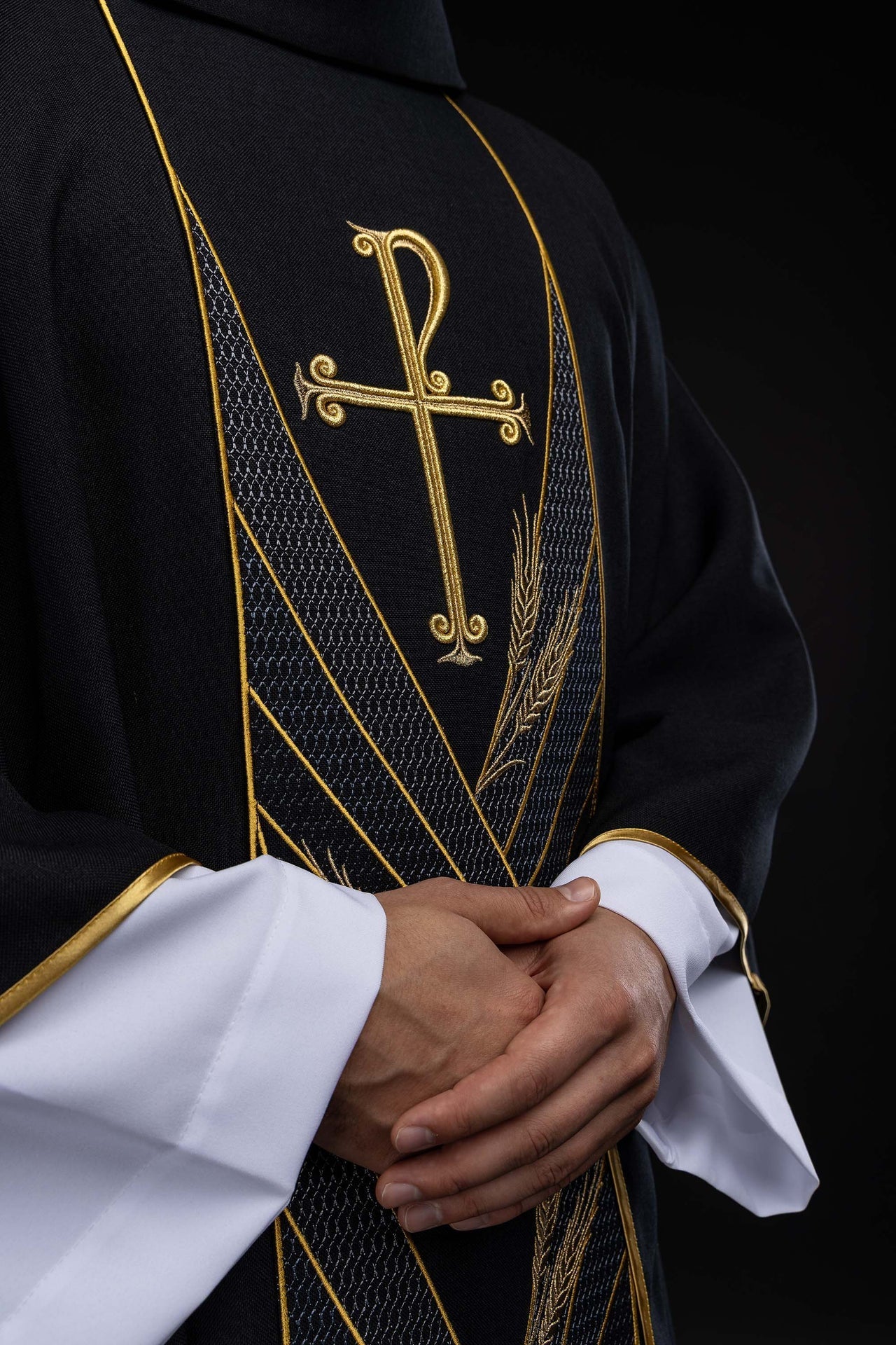 Black chasuble with an embroidered PAX band LE/7050/07 - CHASUBLES.COM