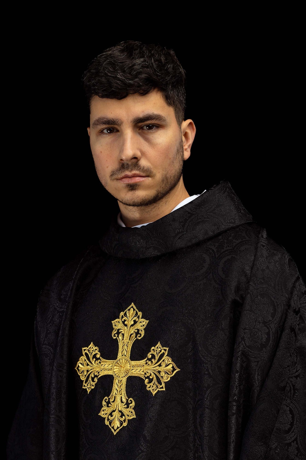 Black chasuble with cross jacquard fabric KOR/403/07/11 - CHASUBLES.COM