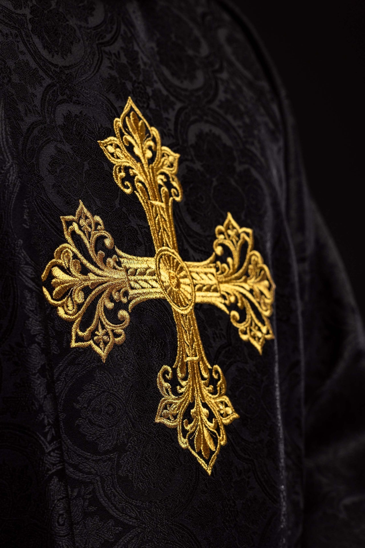 Black chasuble with cross jacquard fabric KOR/403/07/11 - CHASUBLES.COM