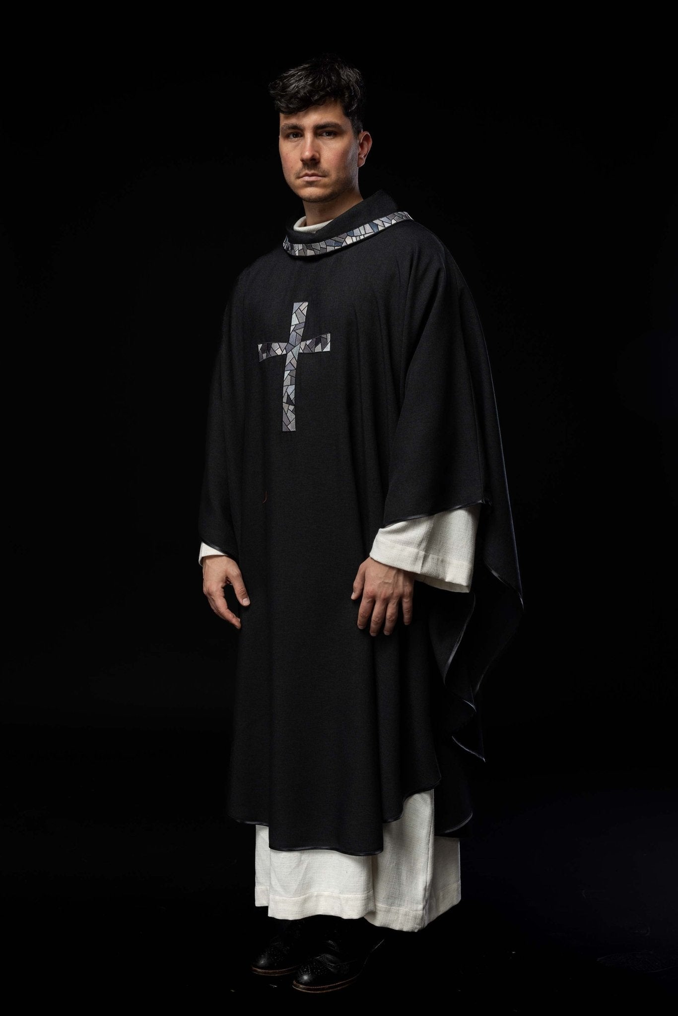 Black chasuble with mosaic black cross KOR/257/07/70 - HAFTINAUSA.COM