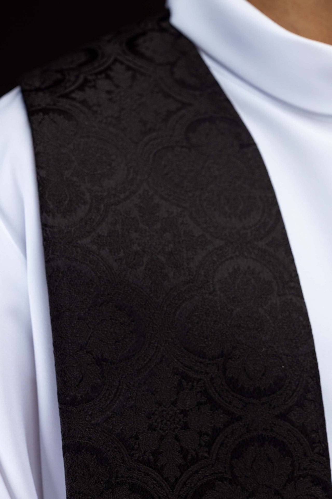 Black jacquard stole embroidered with a cross motif KST/967/07/11 - CHASUBLES.COM