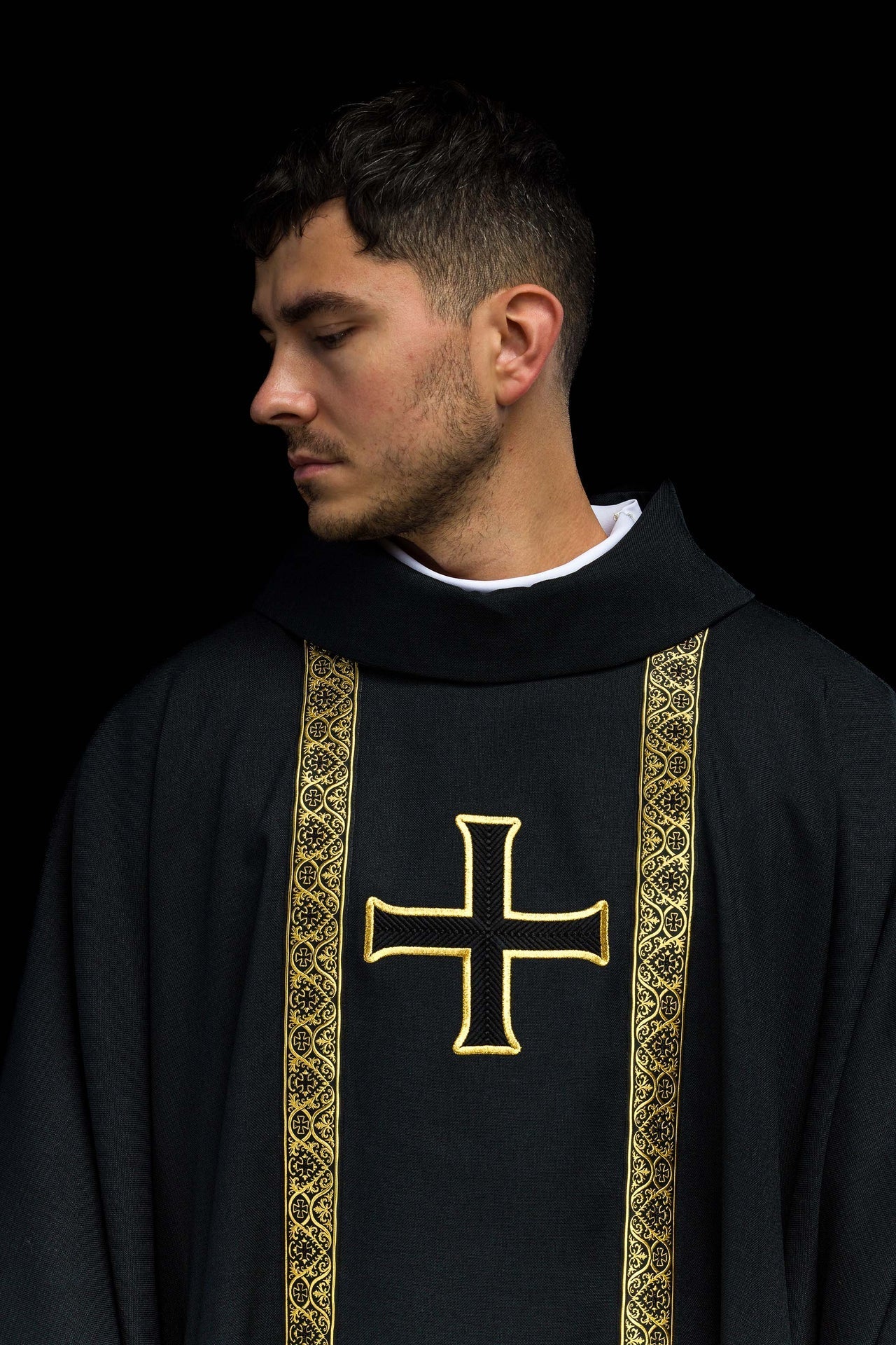 Black liturgical chasuble with embroidered cross and jacquard bands KOR/975/07/70 - CHASUBLES.COM