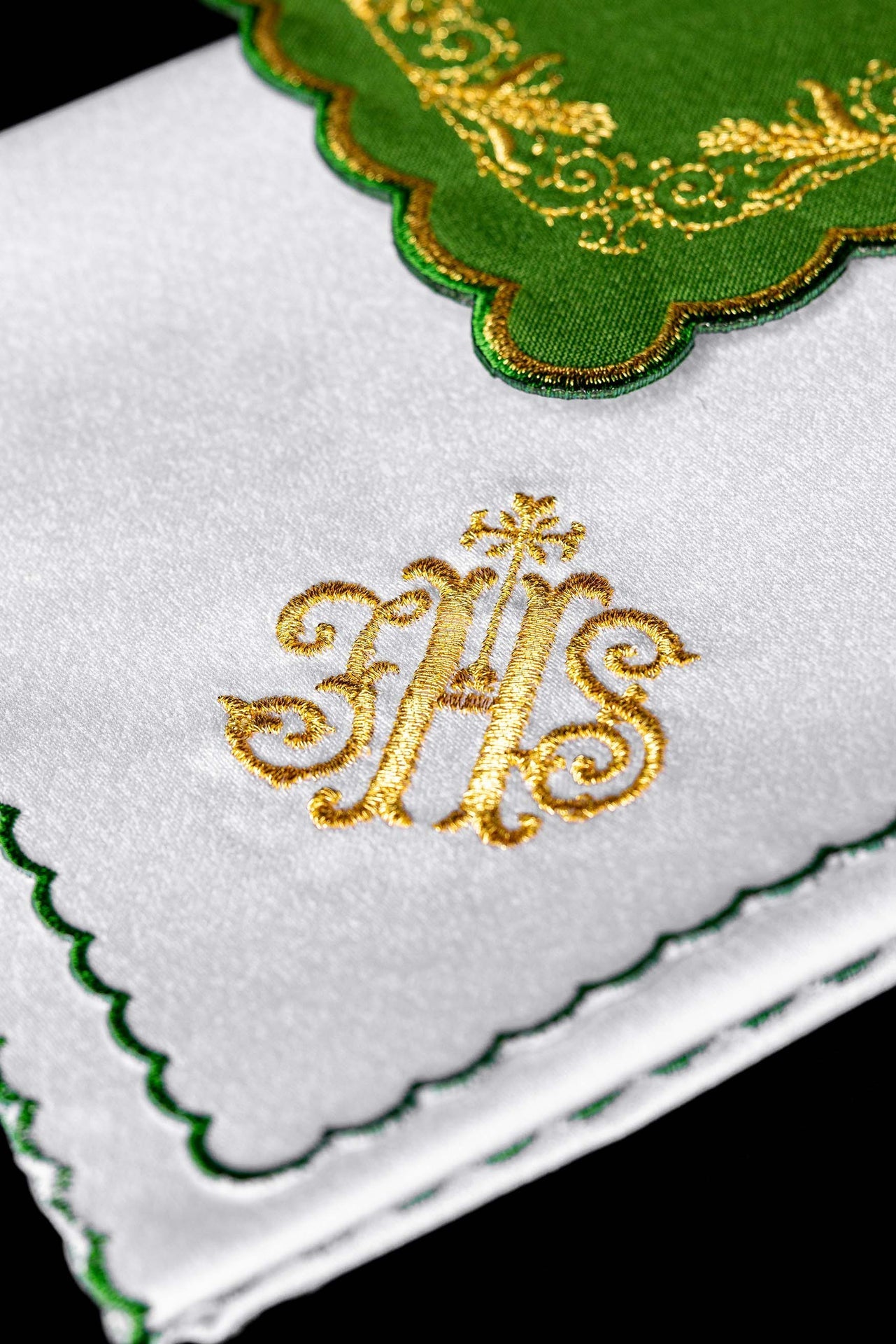 Chalice Linen Set embroidered with a green IHS motif KDT/5025/01 ZIELONY - CHASUBLES.COM