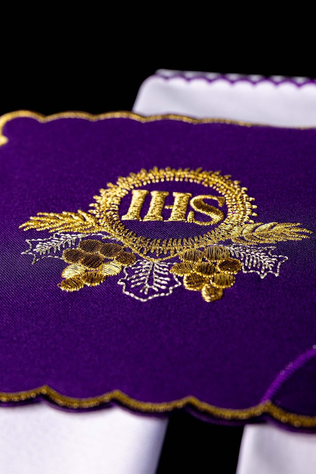 Chalice Linen Set embroidered with a purple IHS motif KDT/5024/03 FIOLET - CHASUBLES.COM