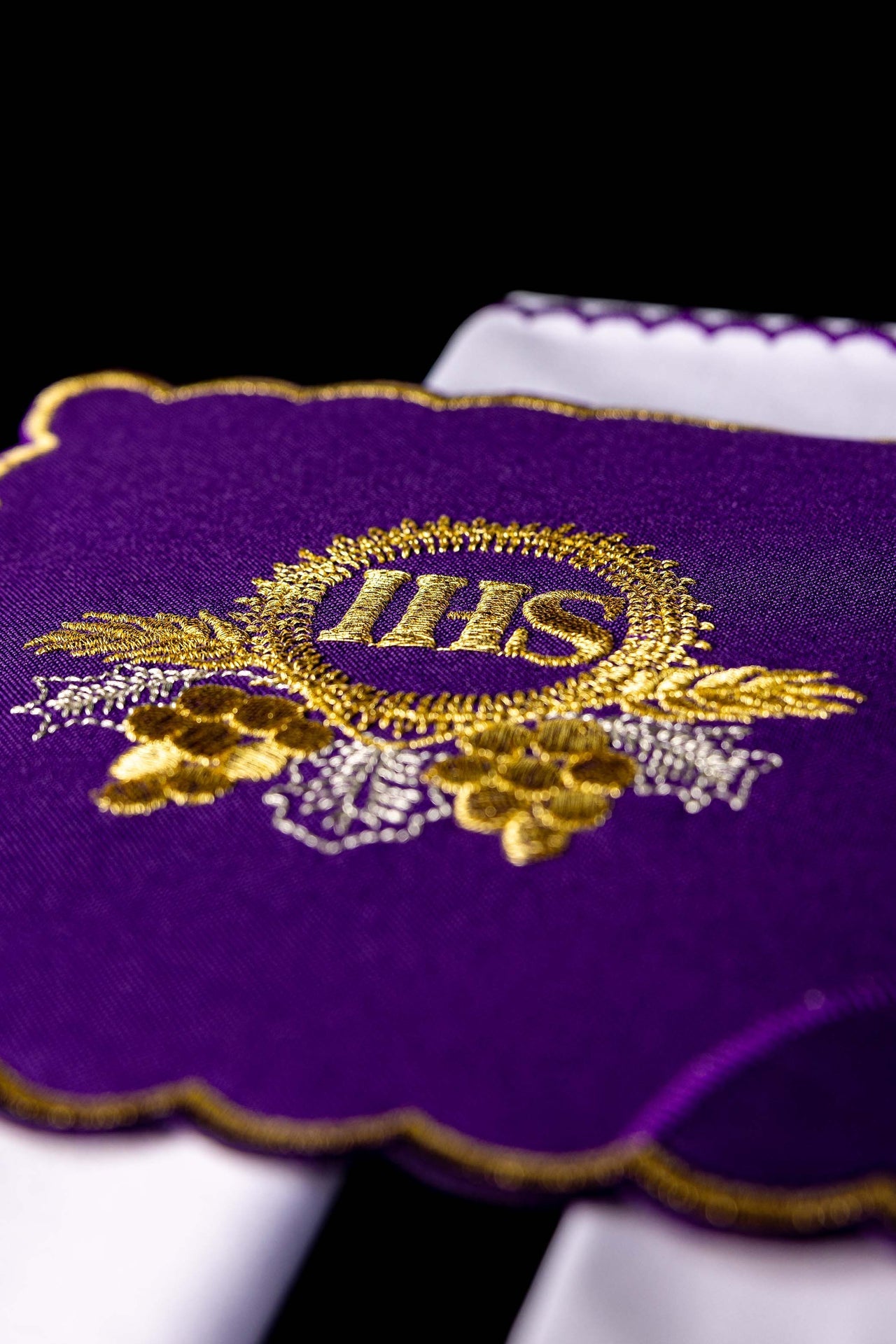Chalice Linen Set embroidered with a purple IHS motif KDT/5024/03 FIOLET - CHASUBLES.COM