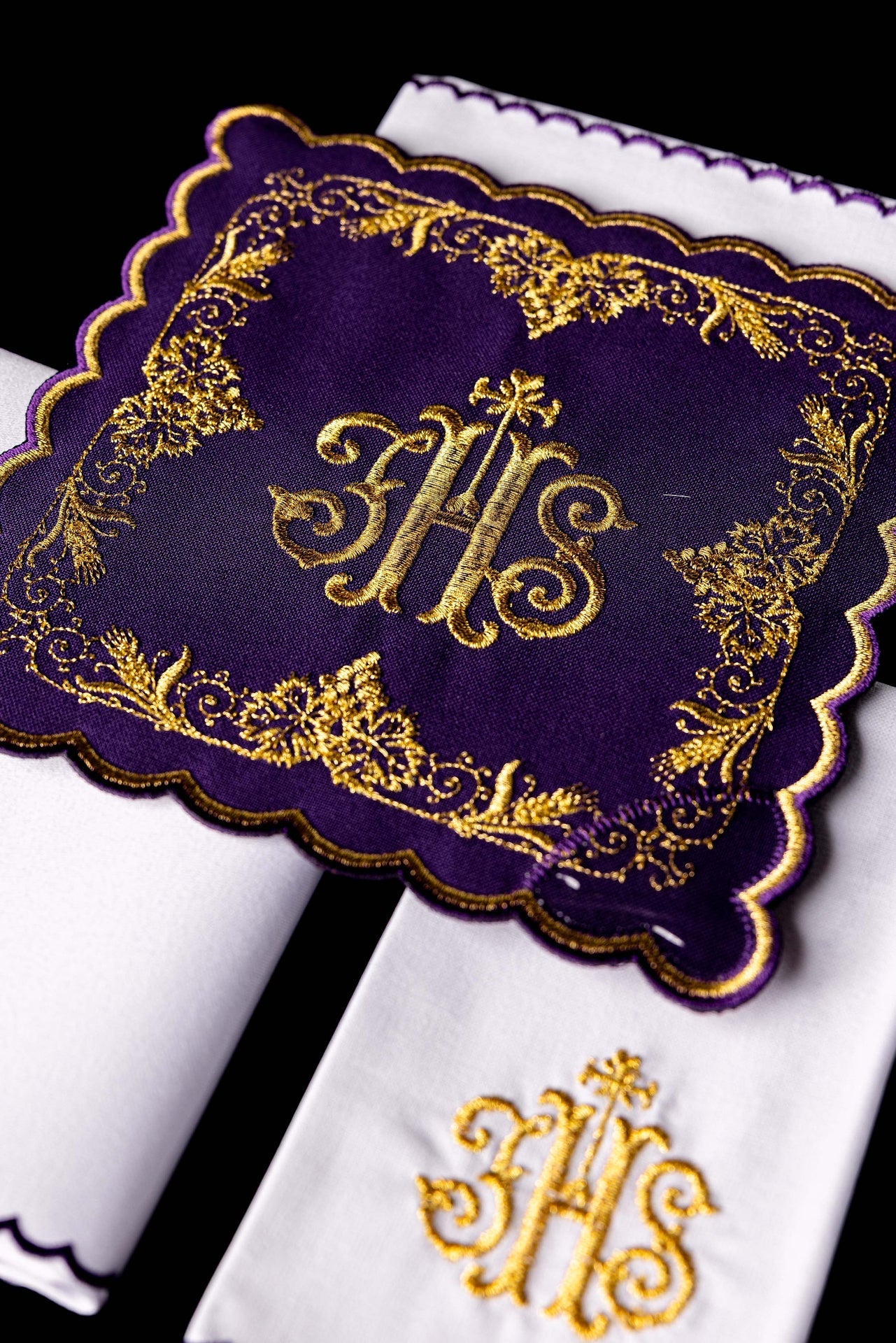 Chalice Linen Set embroidered with a purple IHS motif KDT/5025/03 FIOLET - CHASUBLES.COM