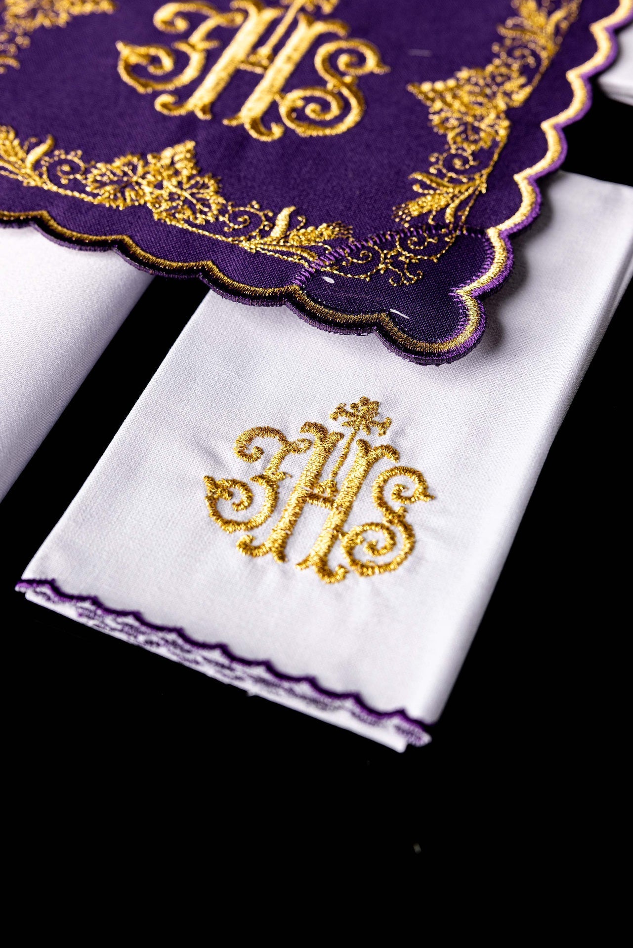 Chalice Linen Set embroidered with a purple IHS motif KDT/5025/03 FIOLET - CHASUBLES.COM